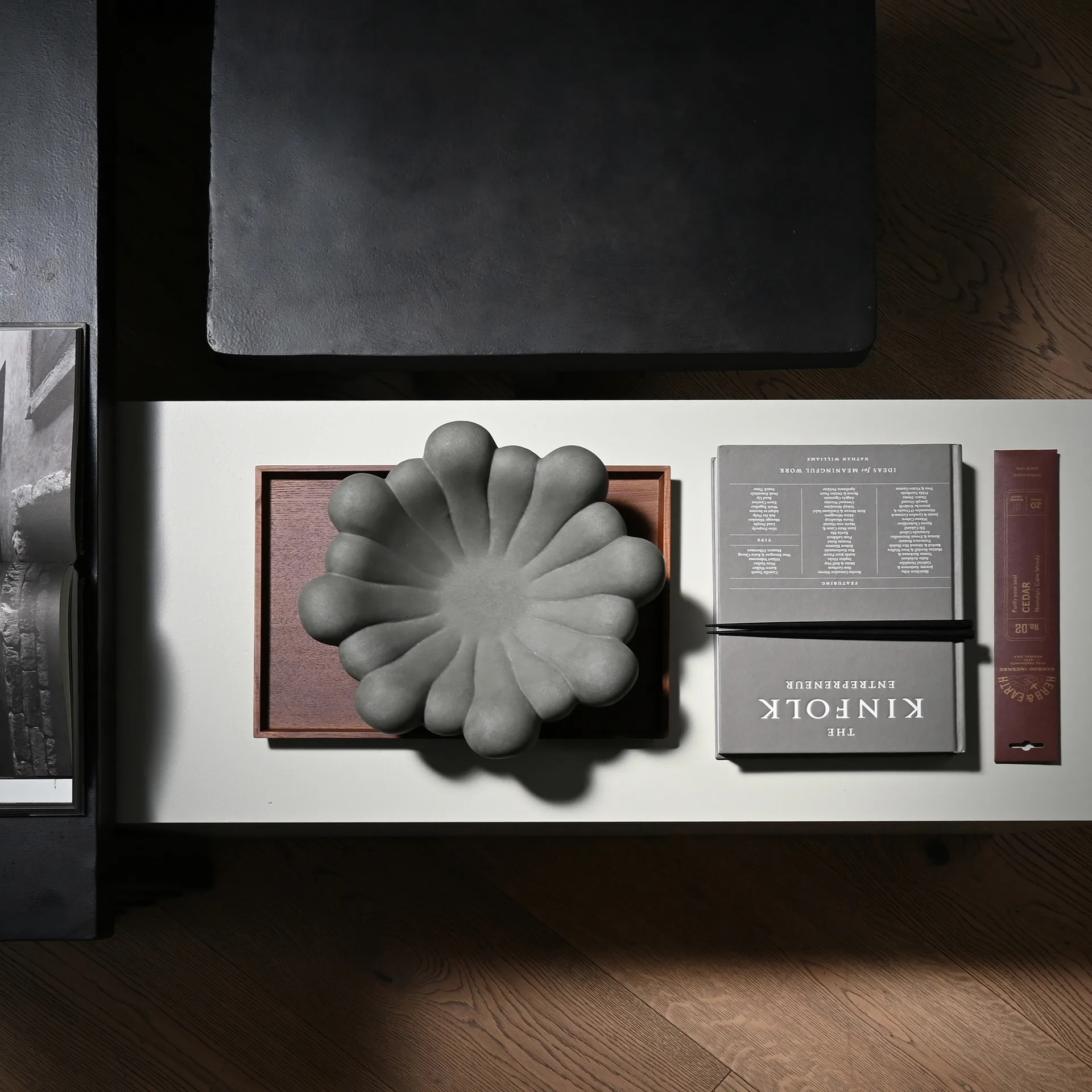 블룸 트레이 메디오 Ø28,5 cm, Dark grey 101 Copenhagen | 101 코펜하겐