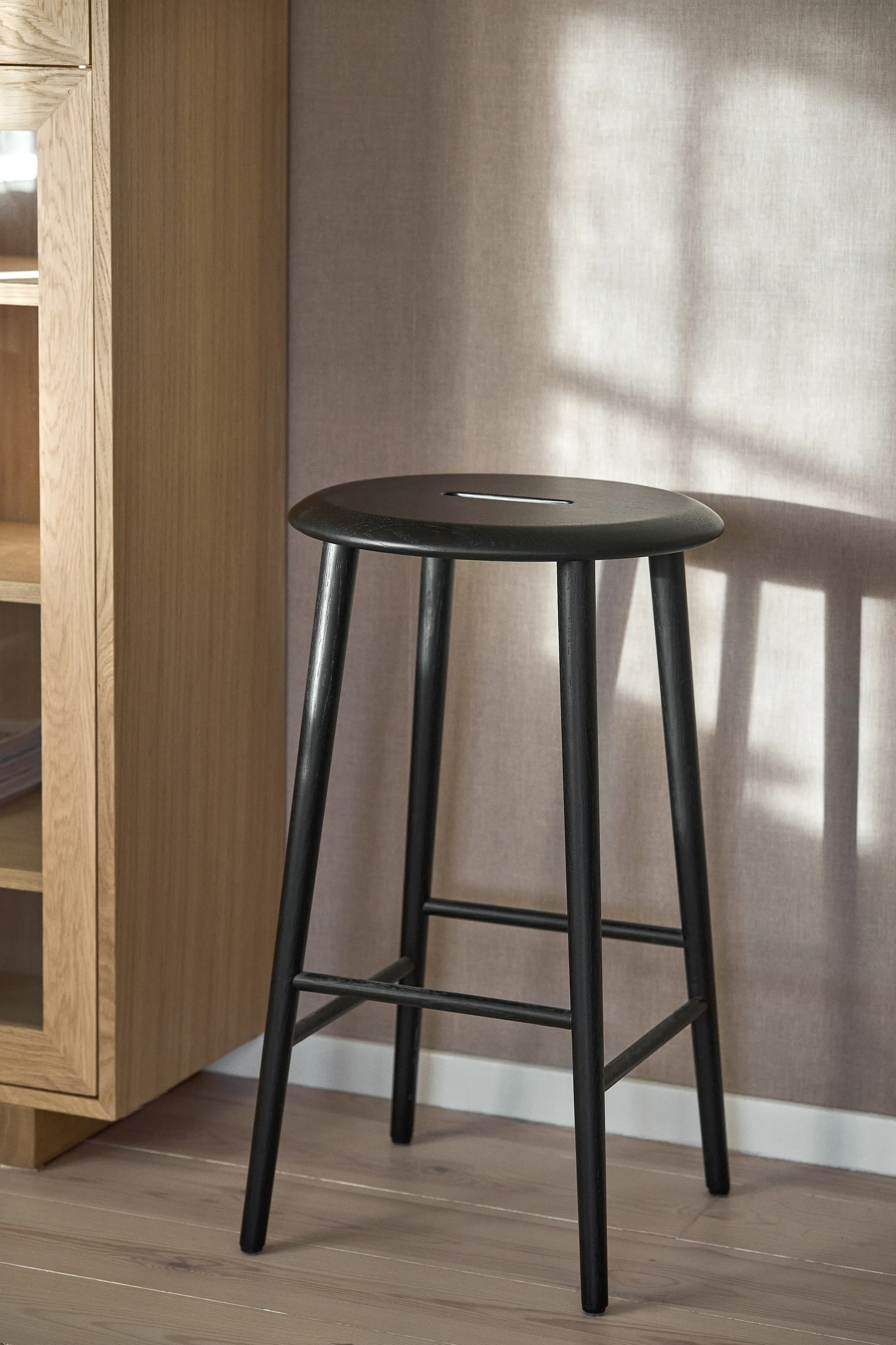 노르보 라운드 바 스툴 65 cm, Black lacquered oak 1898