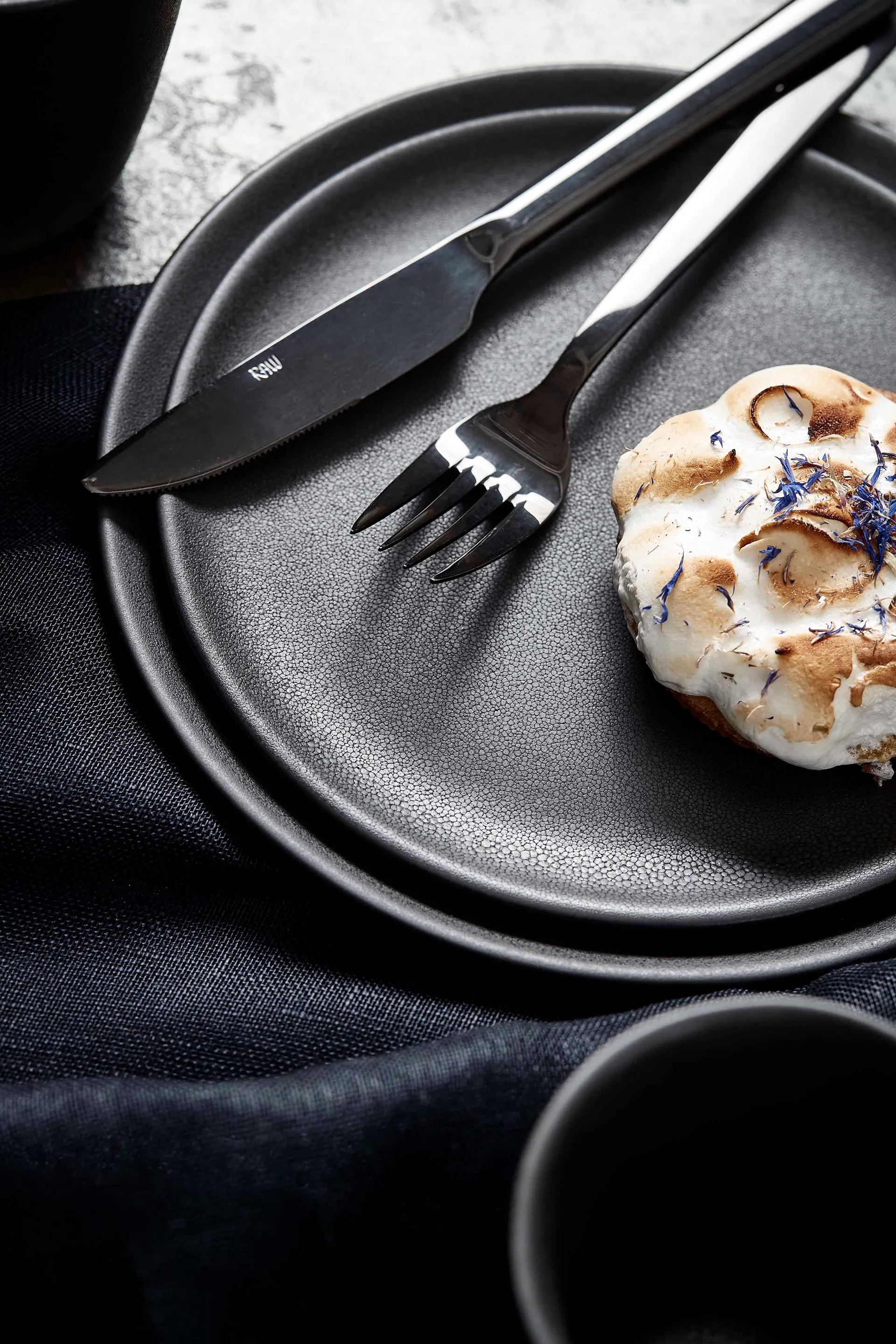 로 접시 Ø23 cm, Titanium black Aida | 아이다