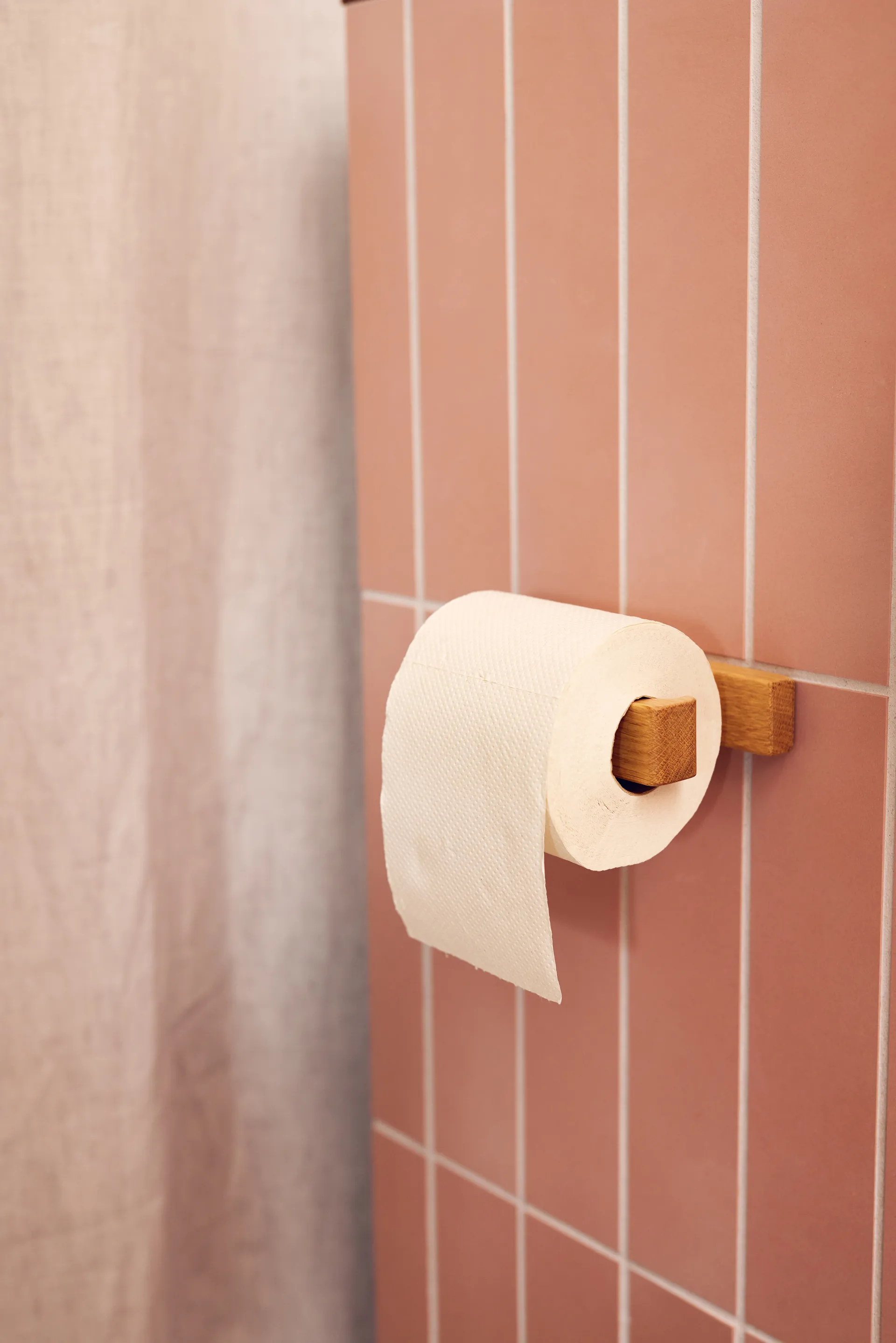 안데르센 화장지 홀더, Lacquered oak Andersen Furniture