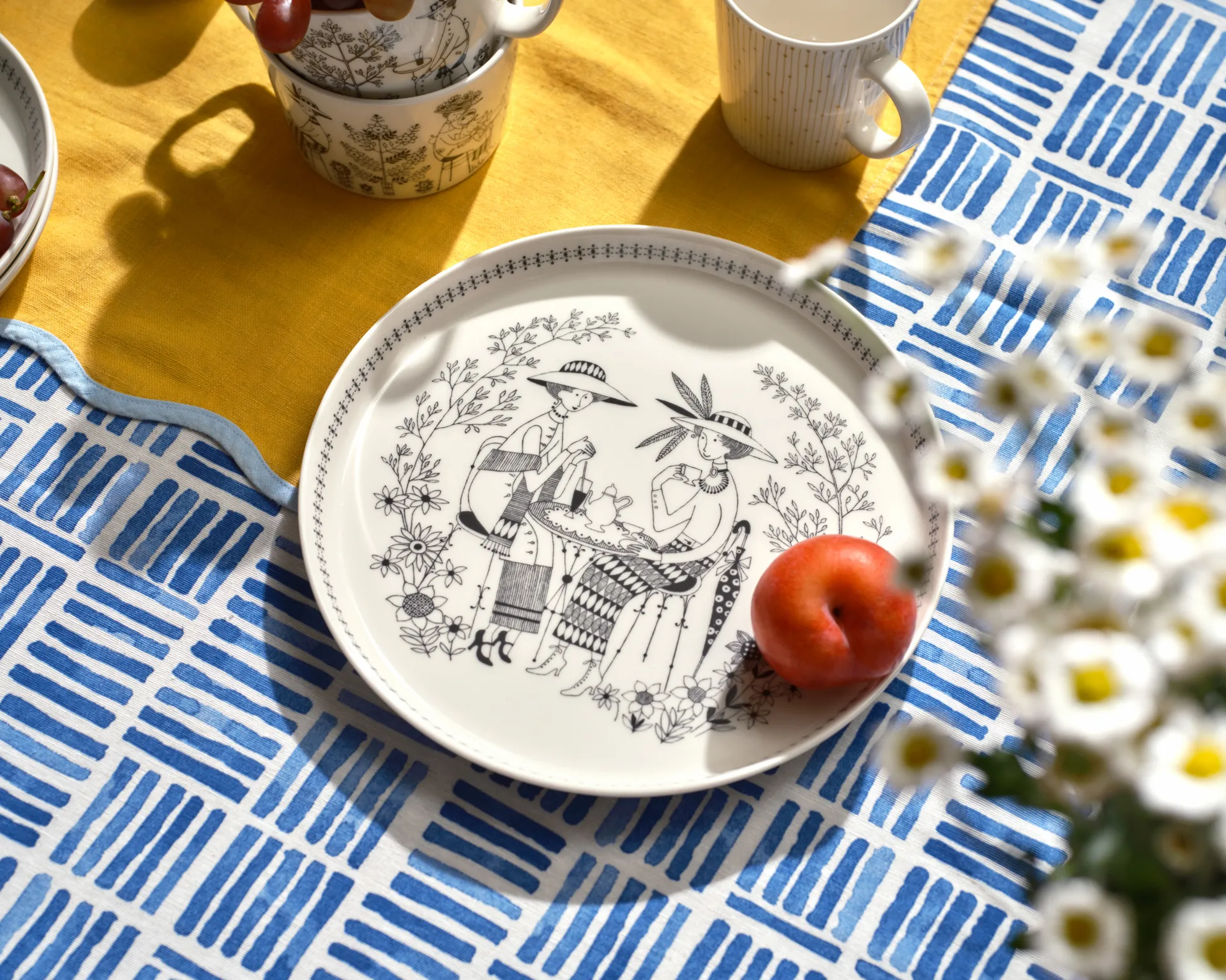 에밀리아 접시 Ø24 cm, Black-white Arabia | 아라비아핀란드