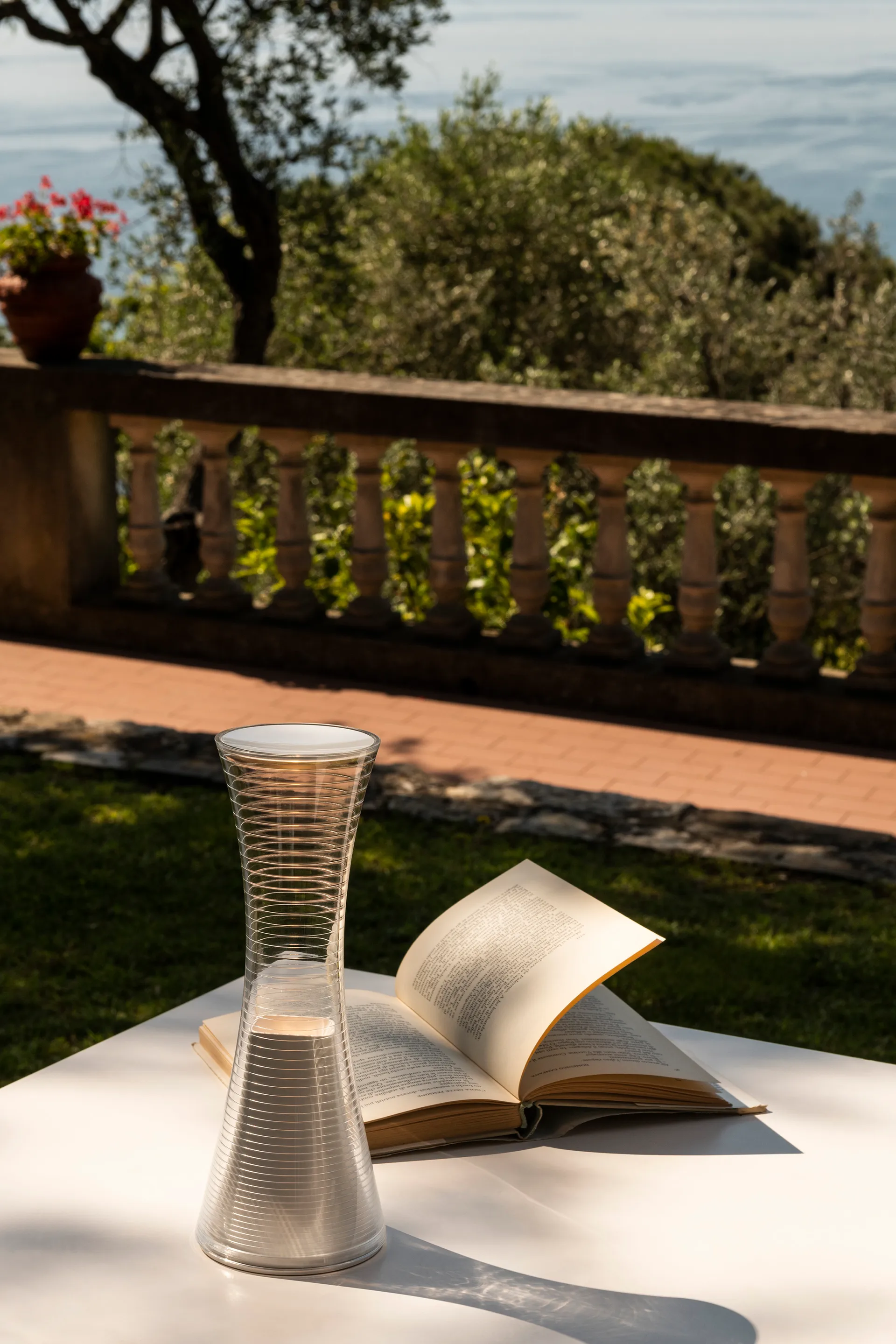 컴투게더 무선 테이블 조명 26,5 cm, White Artemide | 아르떼미데