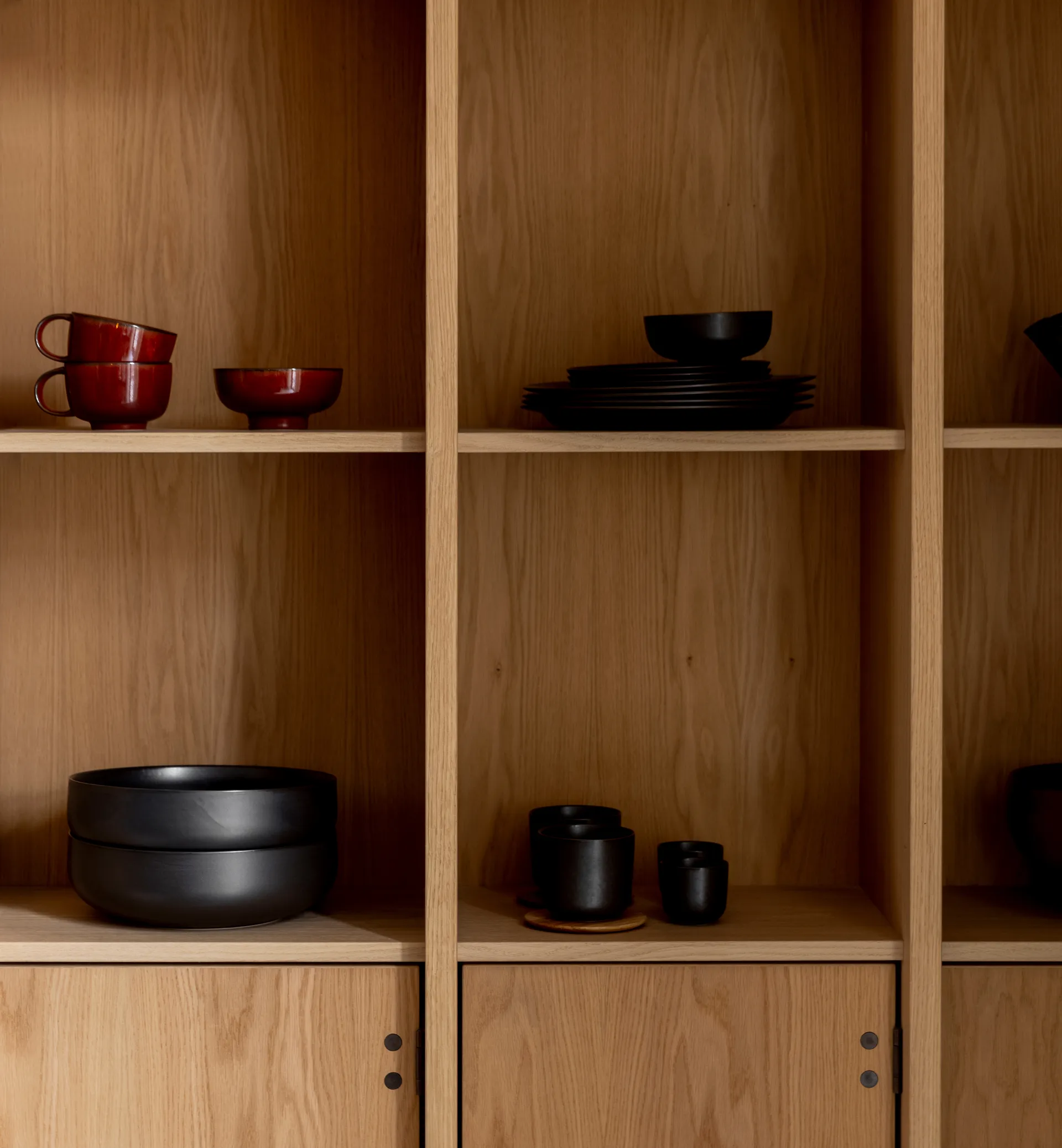 뉴 놈 보울 온 풋 Ø12 cm, Dark glazed Audo Copenhagen | 오도 코펜하겐