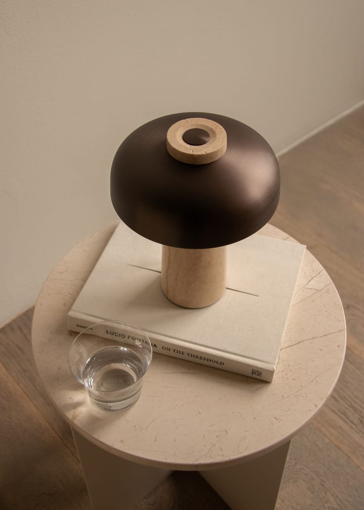 리버스 무선 테이블 조명 24.5 cm, Travertine-bronzed aluminium Audo Copenhagen | 오도 코펜하겐
