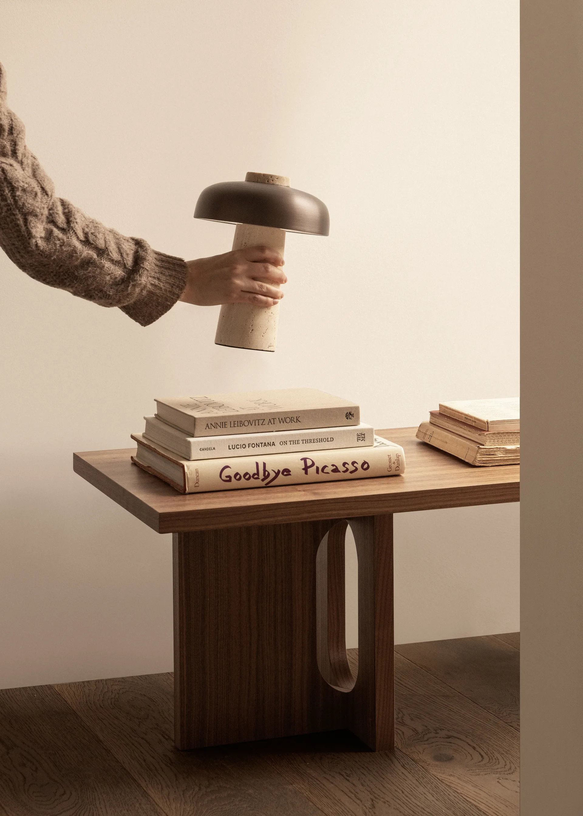 리버스 무선 테이블 조명 24.5 cm, Travertine-bronzed aluminium Audo Copenhagen | 오도 코펜하겐