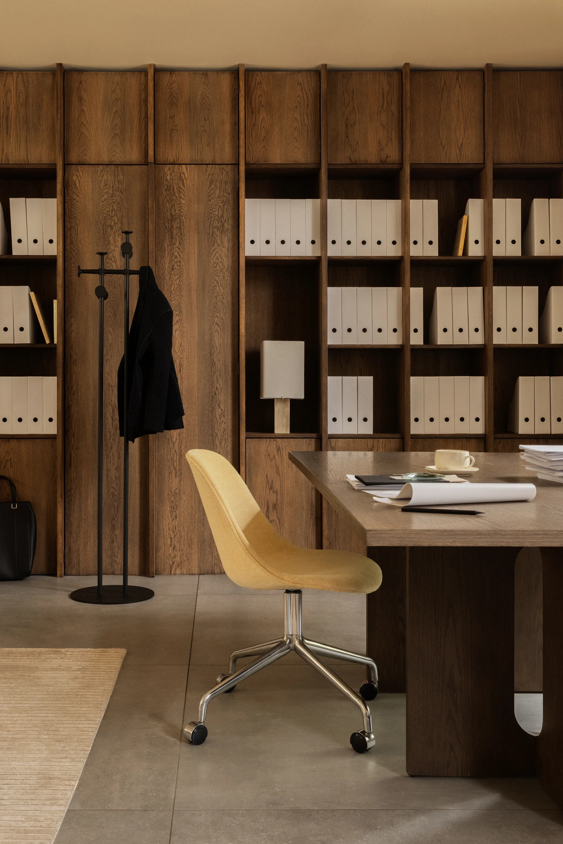 애프터룸 플로어 코트 행거, Black Audo Copenhagen | 오도 코펜하겐