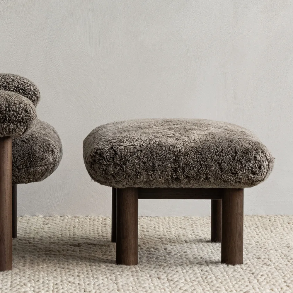 브라실리아 풋스툴, Boucle 02 beige-dark stained oak Audo Copenhagen | 오도 코펜하겐