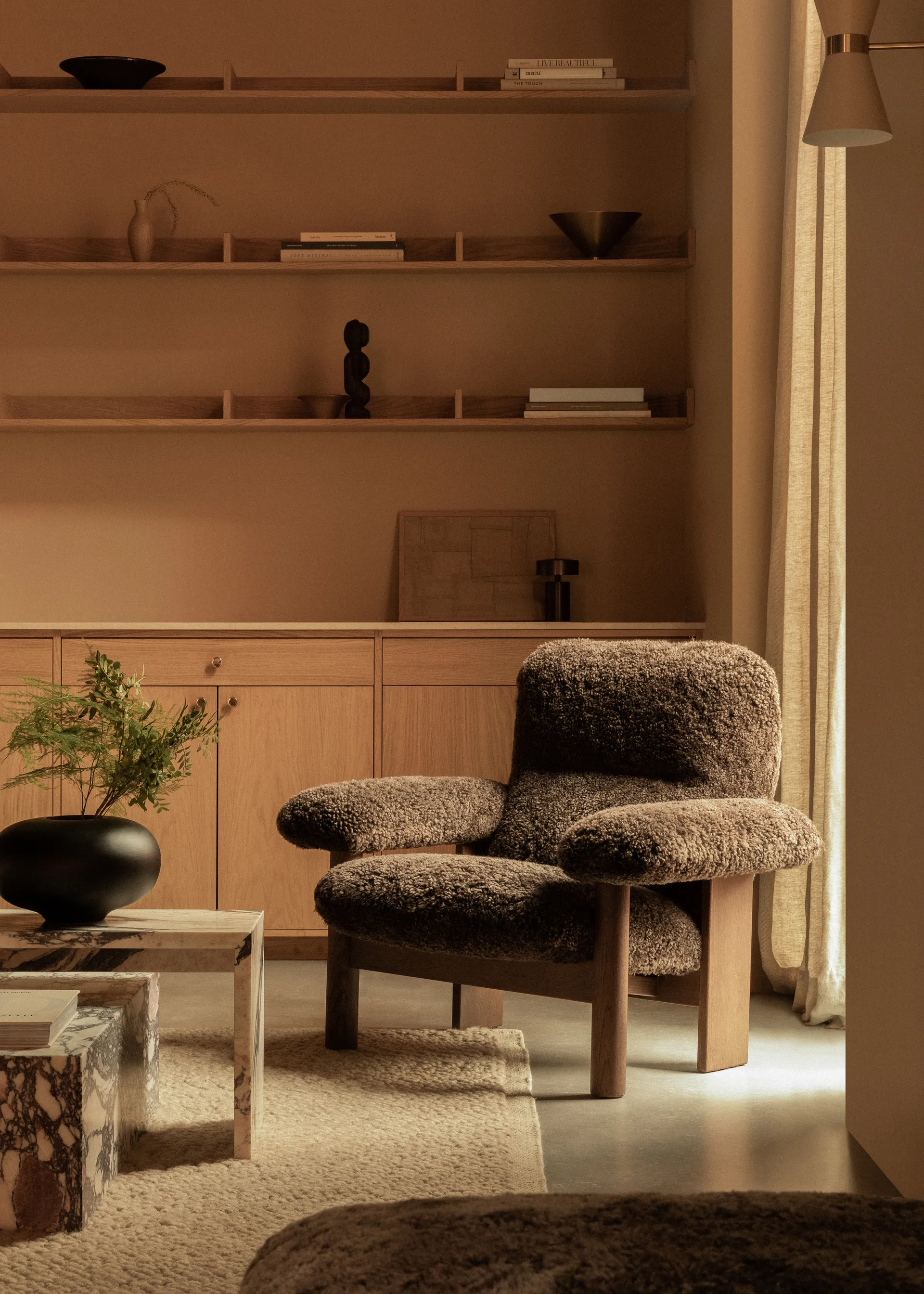 Brasilia 암체어, Dark oak-Nature sheepskin curly Audo Copenhagen | 오도 코펜하겐