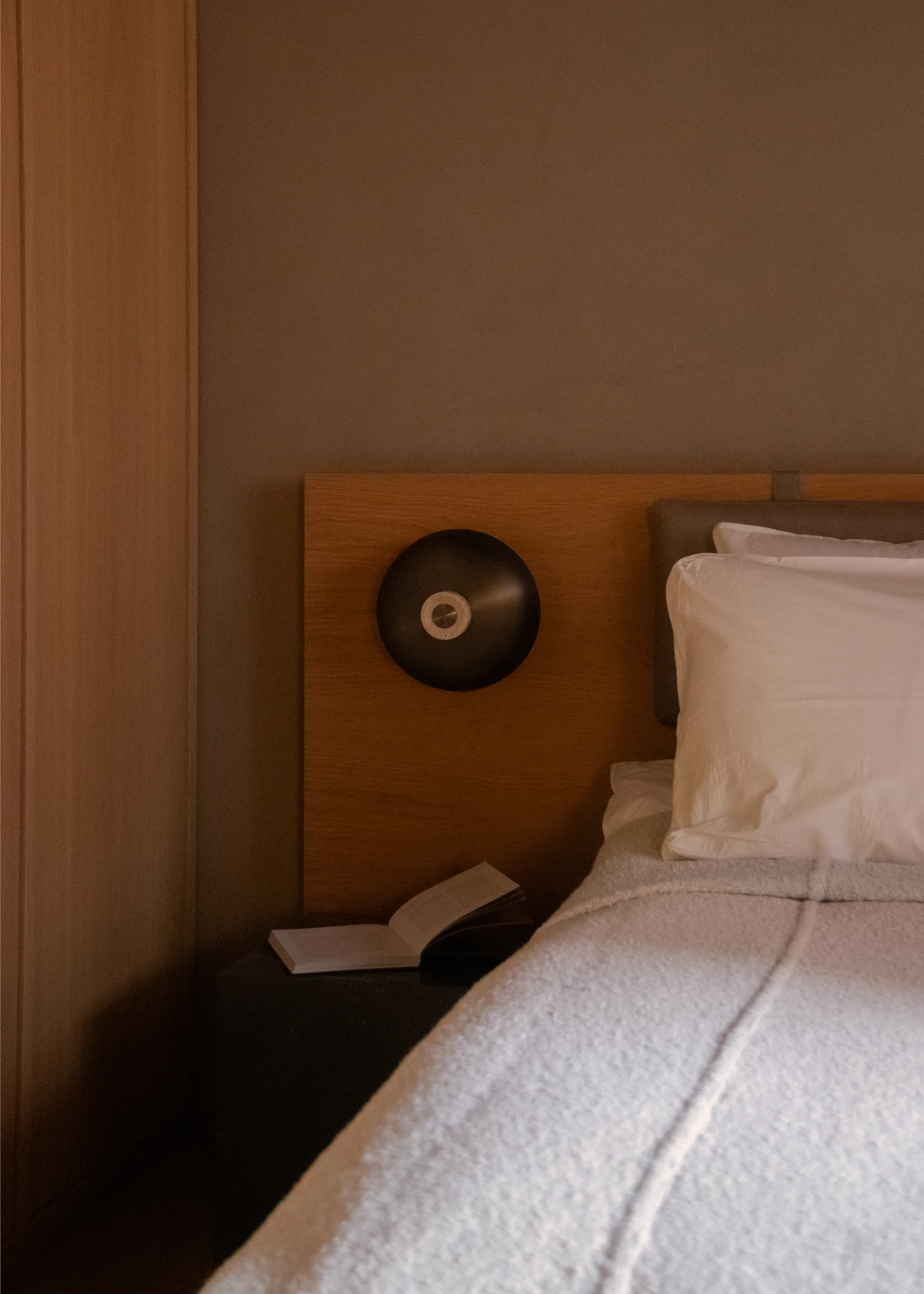 리버스 벽 조명 벽 고정형, Bronzed aluminium Audo Copenhagen | 오도 코펜하겐