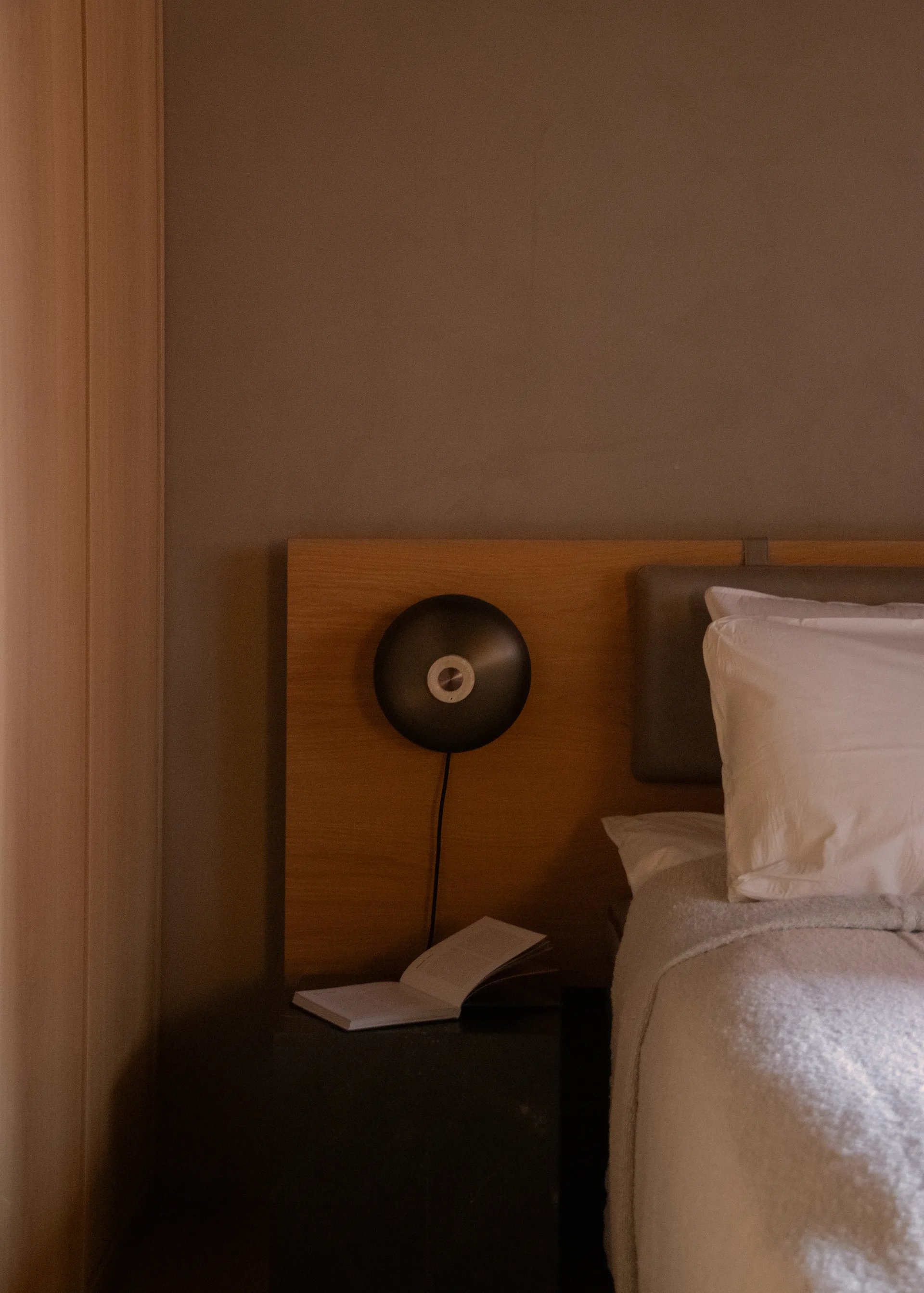 리버스 벽 조명, Bronzed aluminium Audo Copenhagen | 오도 코펜하겐