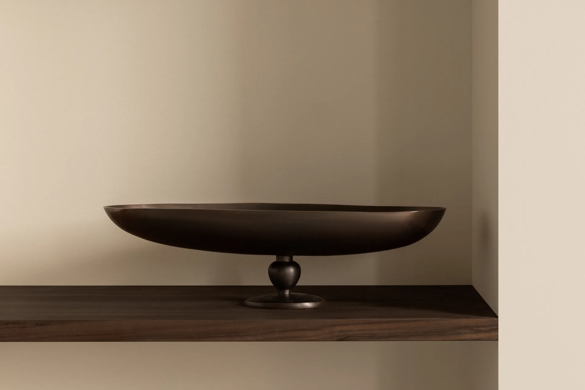 파보트 서빙 트레이 온 풋, Brown Audo Copenhagen | 오도 코펜하겐