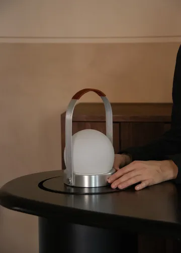 캐리 무선 테이블 조명 - Brushed Aluminium - Audo Copenhagen | 오도 코펜하겐