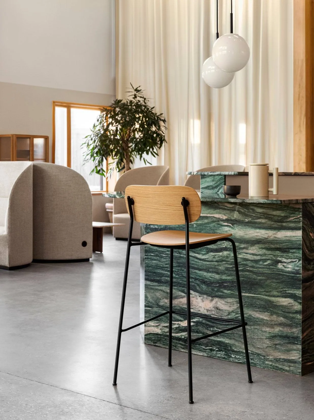 Co Bar Chair 바 스툴, Dark stained oak-chromed steel, 75 cm Audo Copenhagen | 오도 코펜하겐