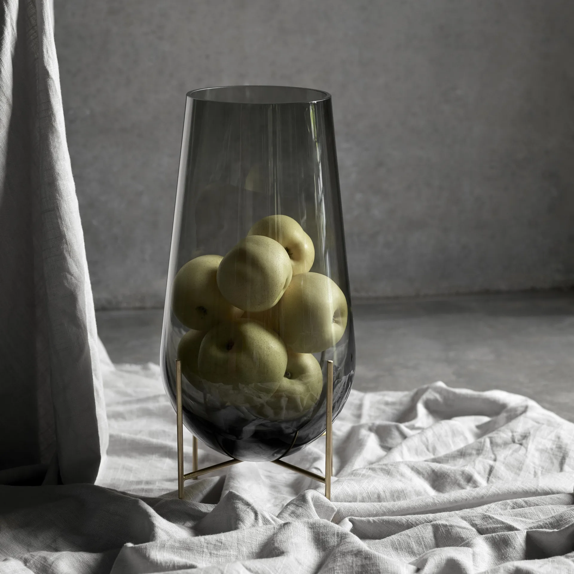 Échasse 미듐 화병, smoke-coloured glass Audo Copenhagen | 오도 코펜하겐