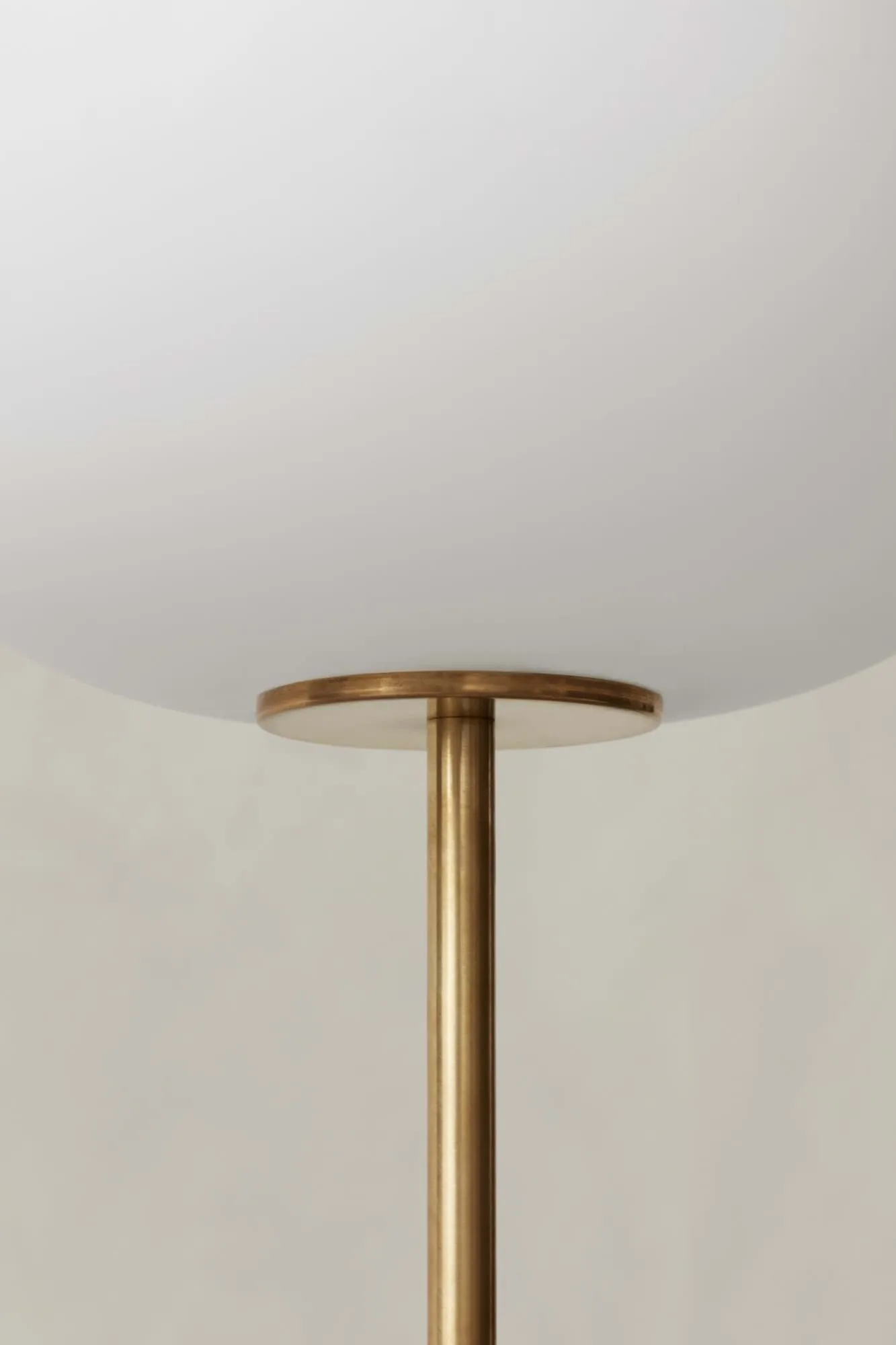 JWDA 플로어 조명, Travertine-brushed brass, 130 cm Audo Copenhagen | 오도 코펜하겐
