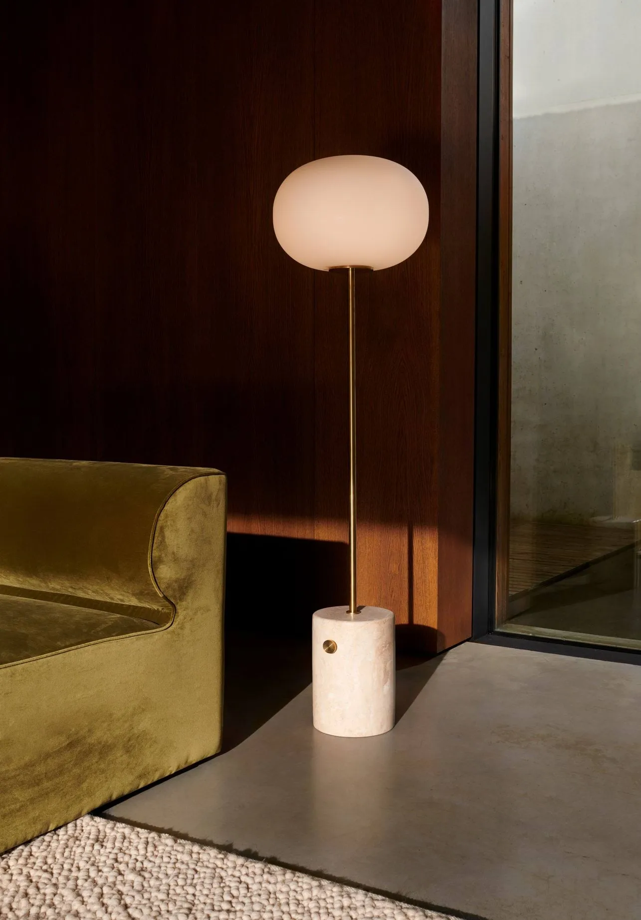 JWDA 플로어 조명, Travertine-brushed brass, 130 cm Audo Copenhagen | 오도 코펜하겐