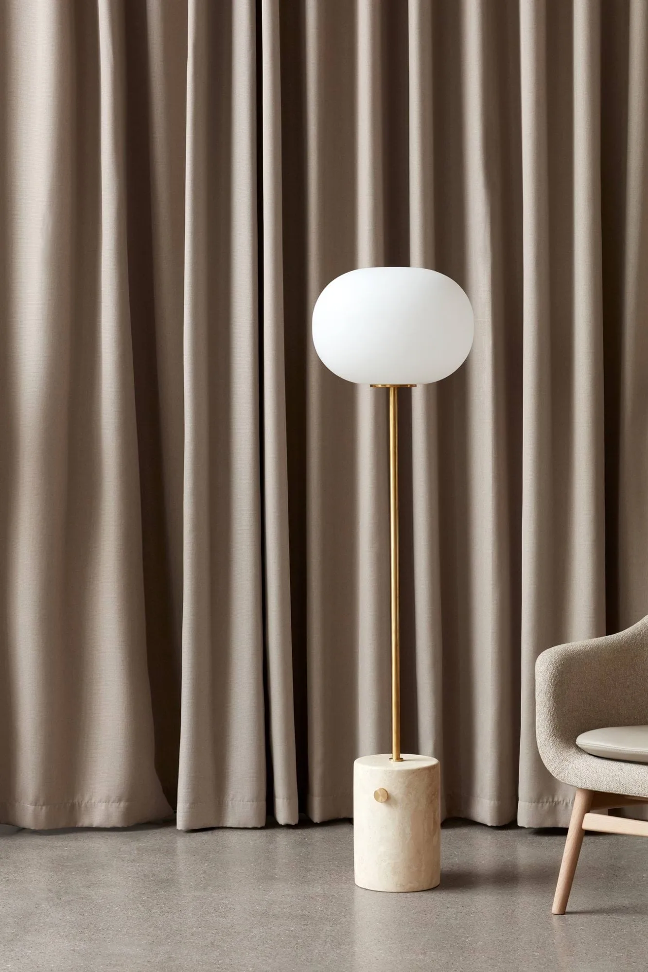 JWDA 플로어 조명, Travertine-brushed brass, 130 cm Audo Copenhagen | 오도 코펜하겐