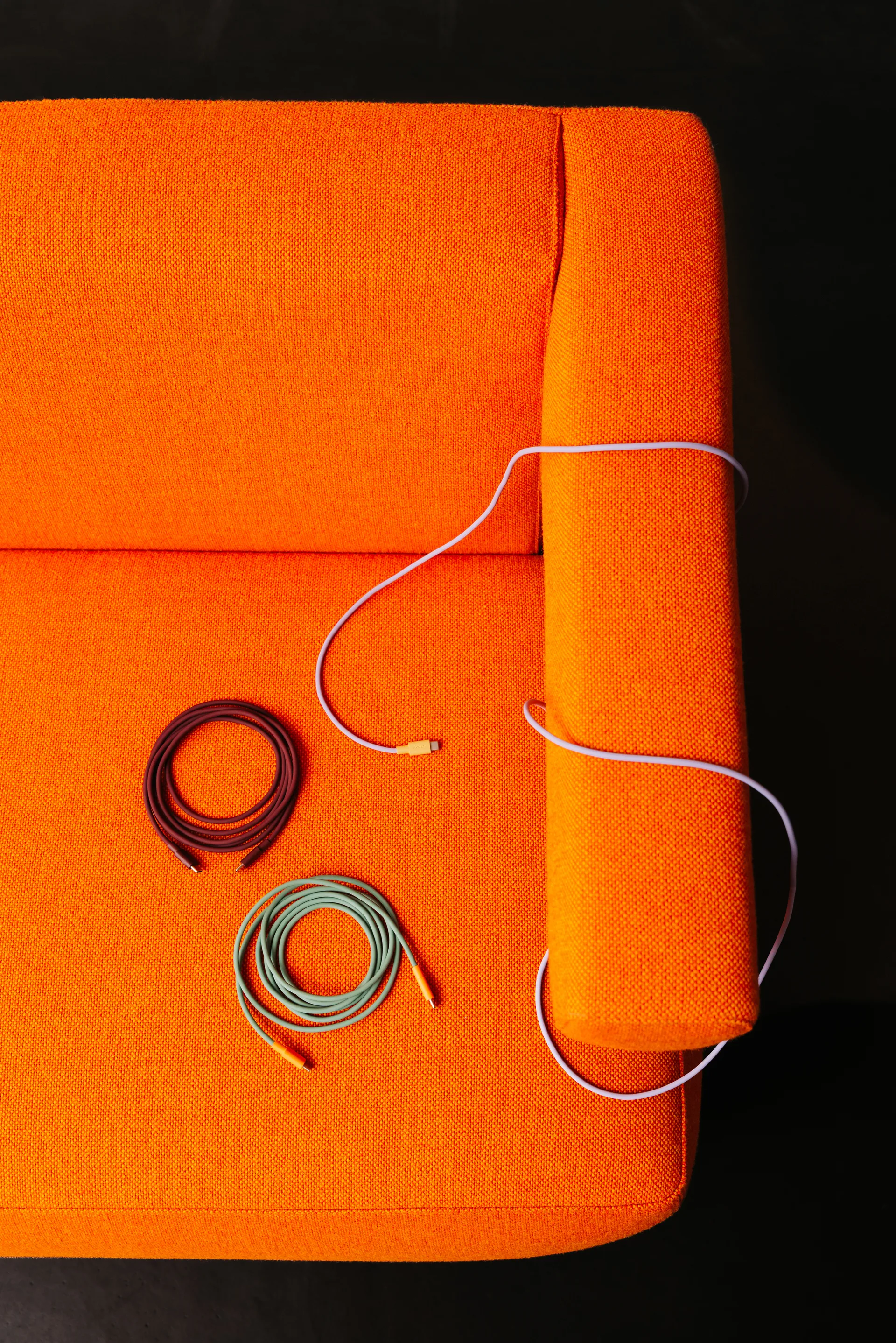 아볼트 x 바우하우스-아카이브 케이블 1 USB-C to USB-C, Mulberry Red Avolt | 아볼트