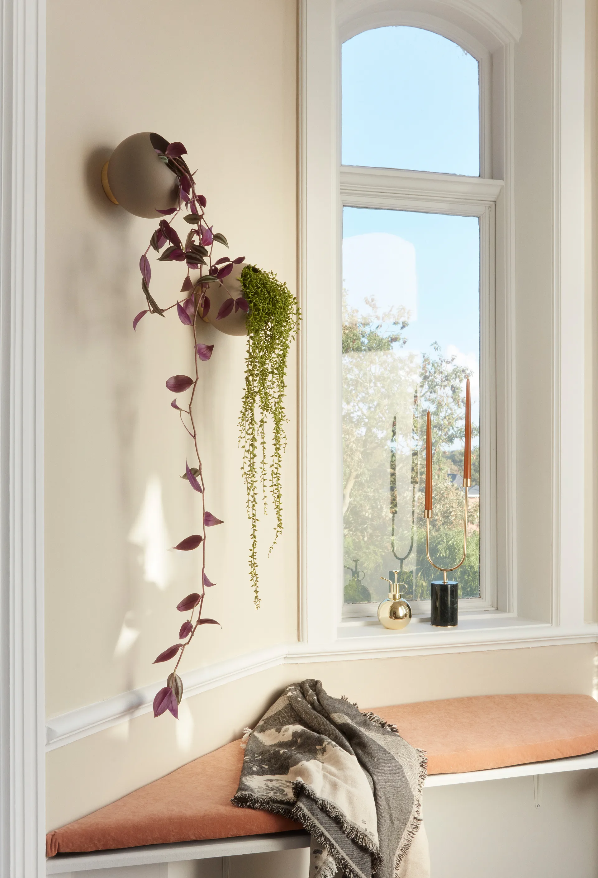 글로브 벽 화분 Ø21 cm, Taupe AYTM | 에이와이티엠