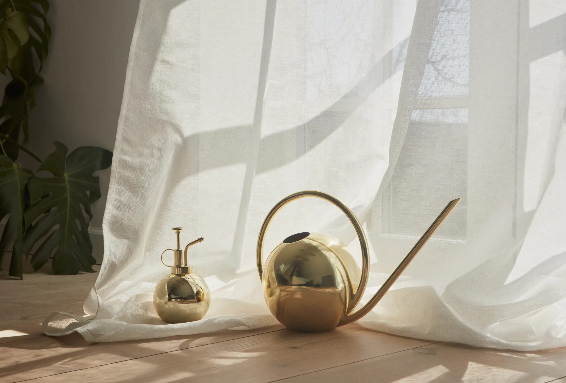 글로브 워터링 캔 23 cm, Gold AYTM | 에이와이티엠