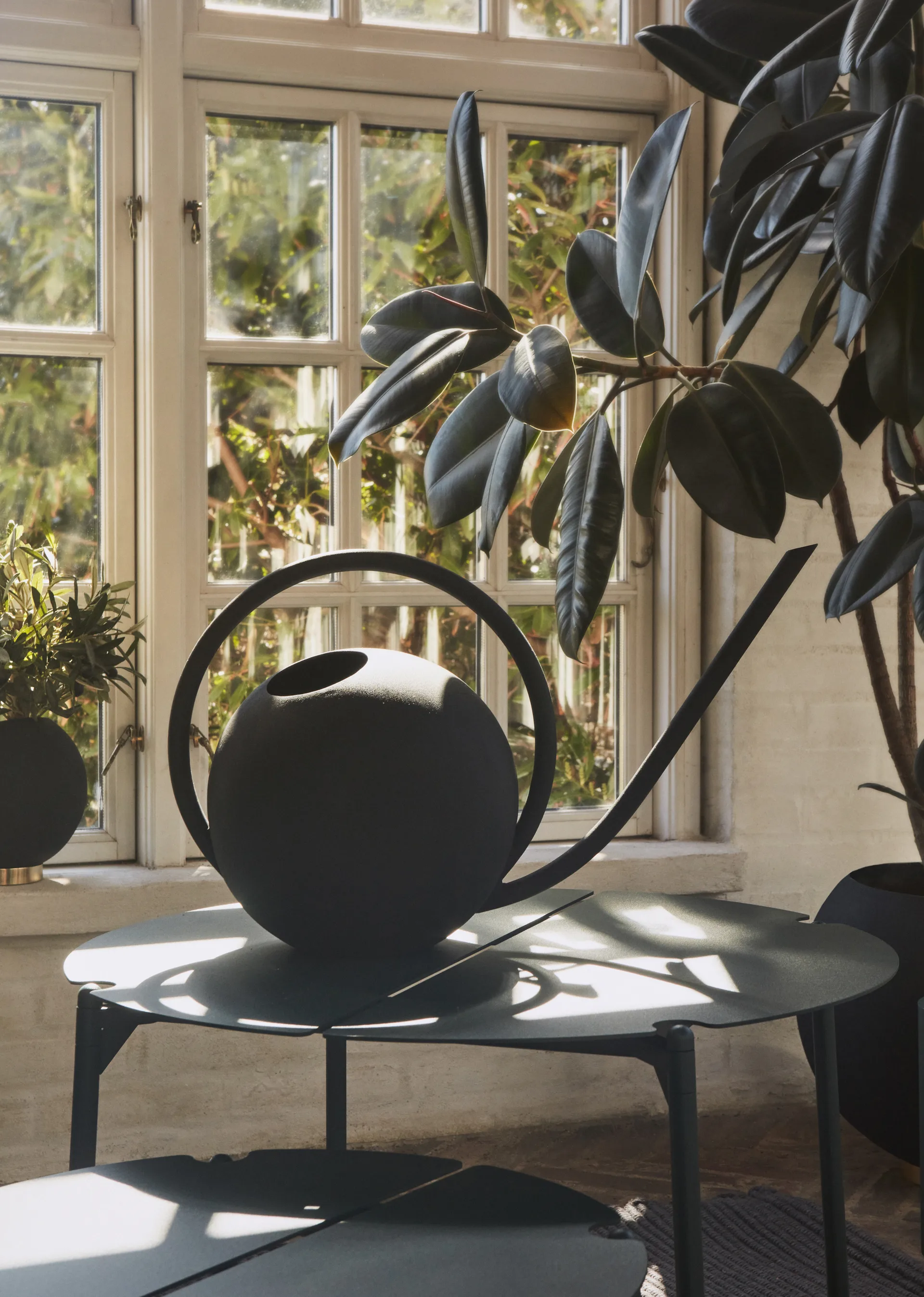 글로브 워터링 캔 34 cm, Black AYTM | 에이와이티엠