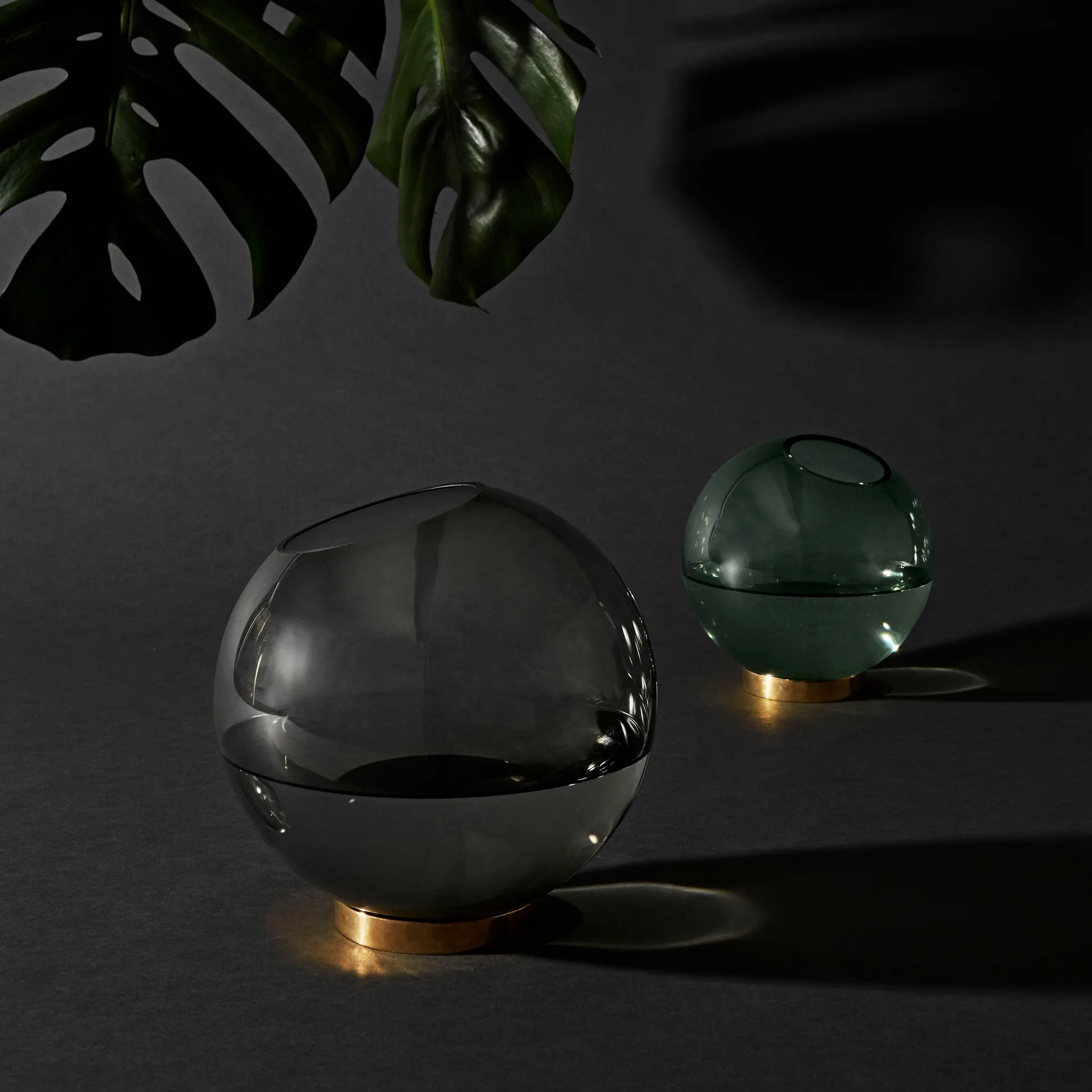 글로브 화병 라지, black-brass AYTM | 에이와이티엠