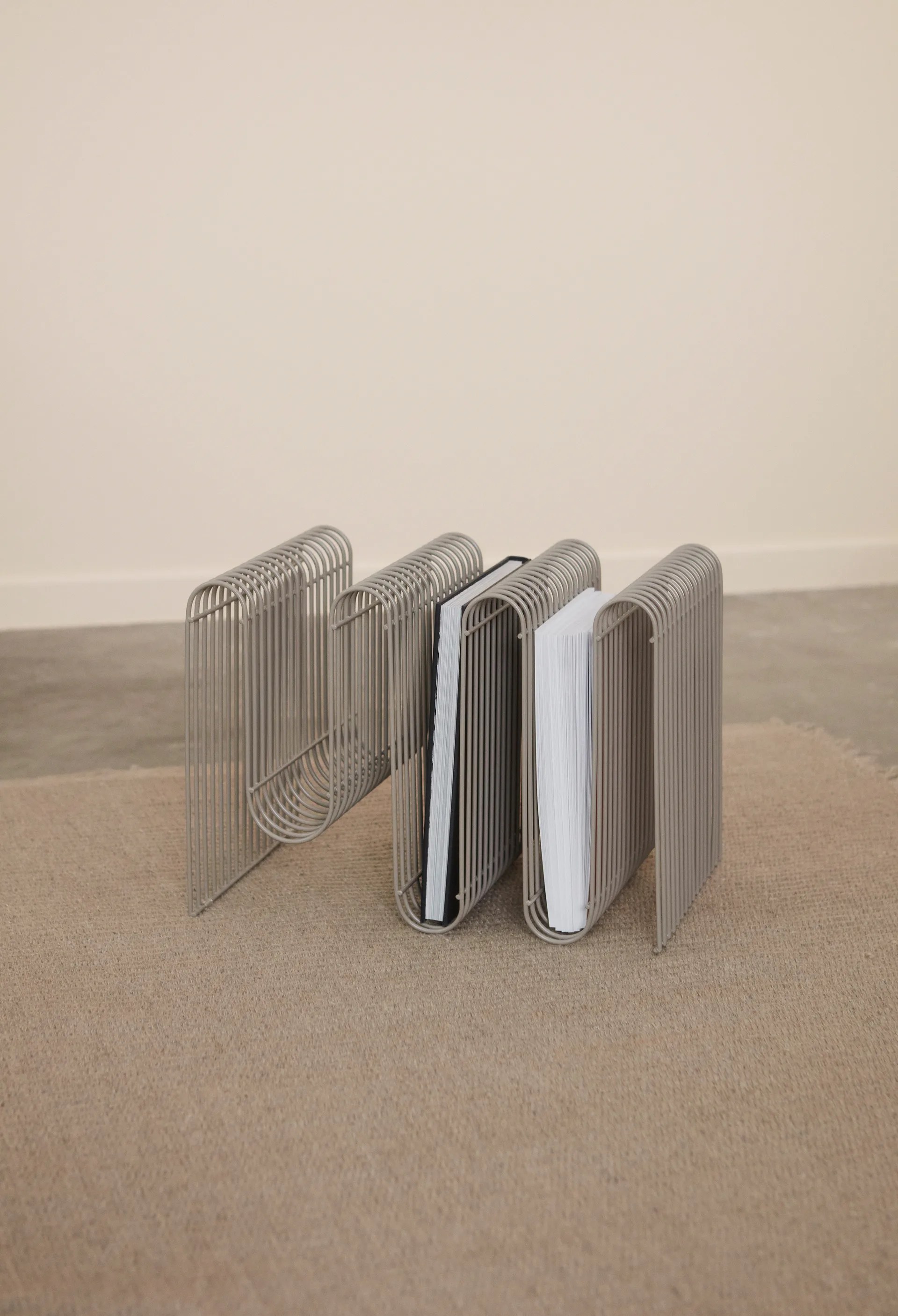 Curva 뉴스페이퍼 스탠드, Taupe AYTM | 에이와이티엠