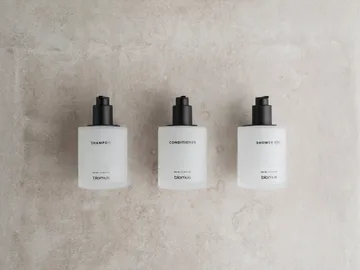 키레이 글라스 보틀(벽걸이 홀더 포함) 3개 세트 - White, glue-mounted - blomus | 블로무스