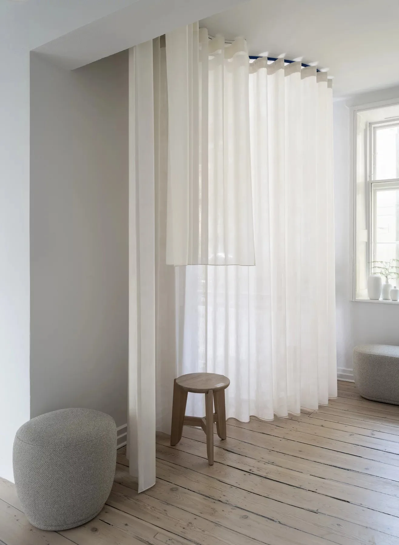 쿠온 푸프 Ø48x45cm, Boucla beige blomus | 블로무스