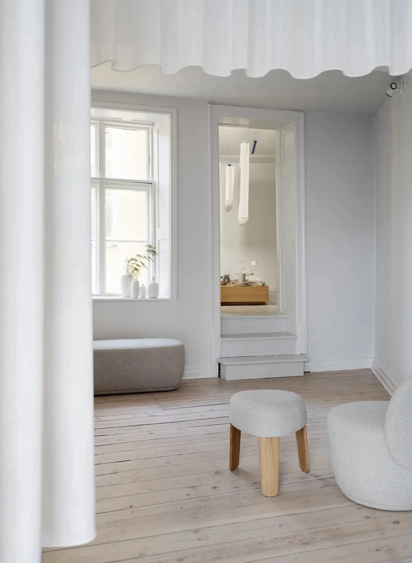 쿠온 푸프 Ø48x45cm, Boucla beige blomus | 블로무스