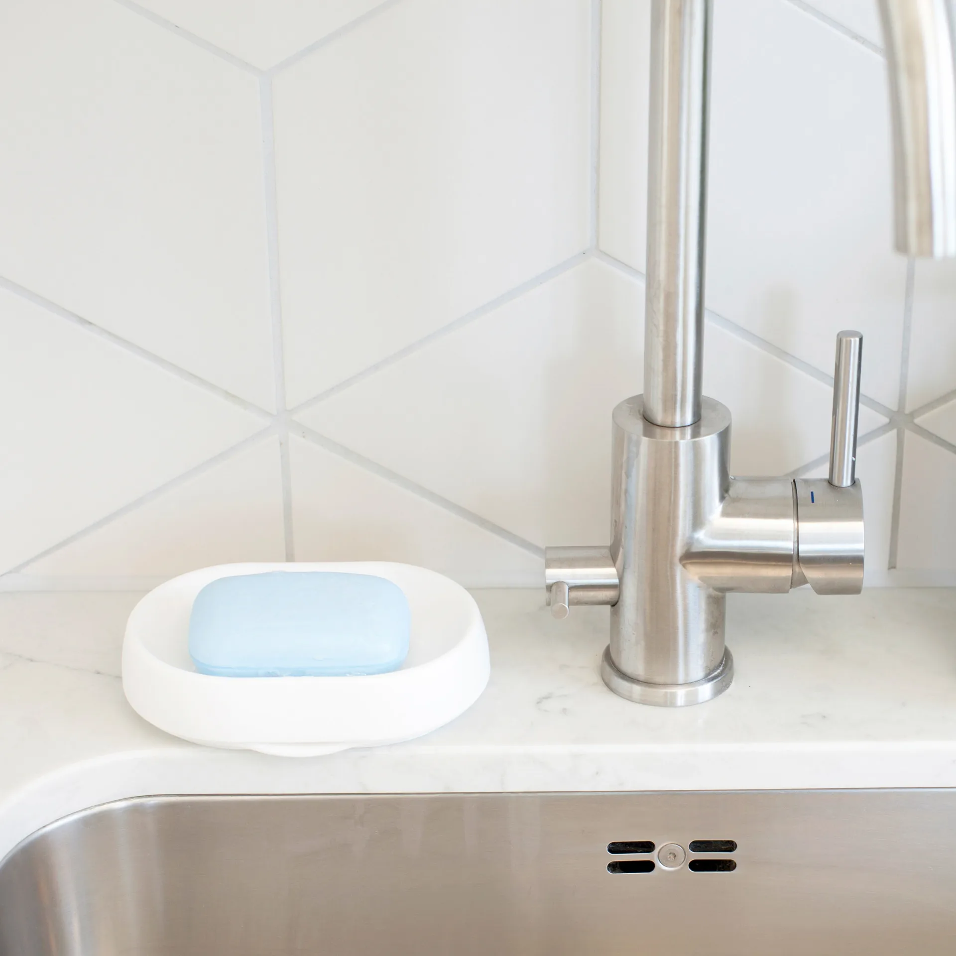 비누 트레이 & 컨실드 실리콘 스파우트 - 라지, White Bosign | 보사인