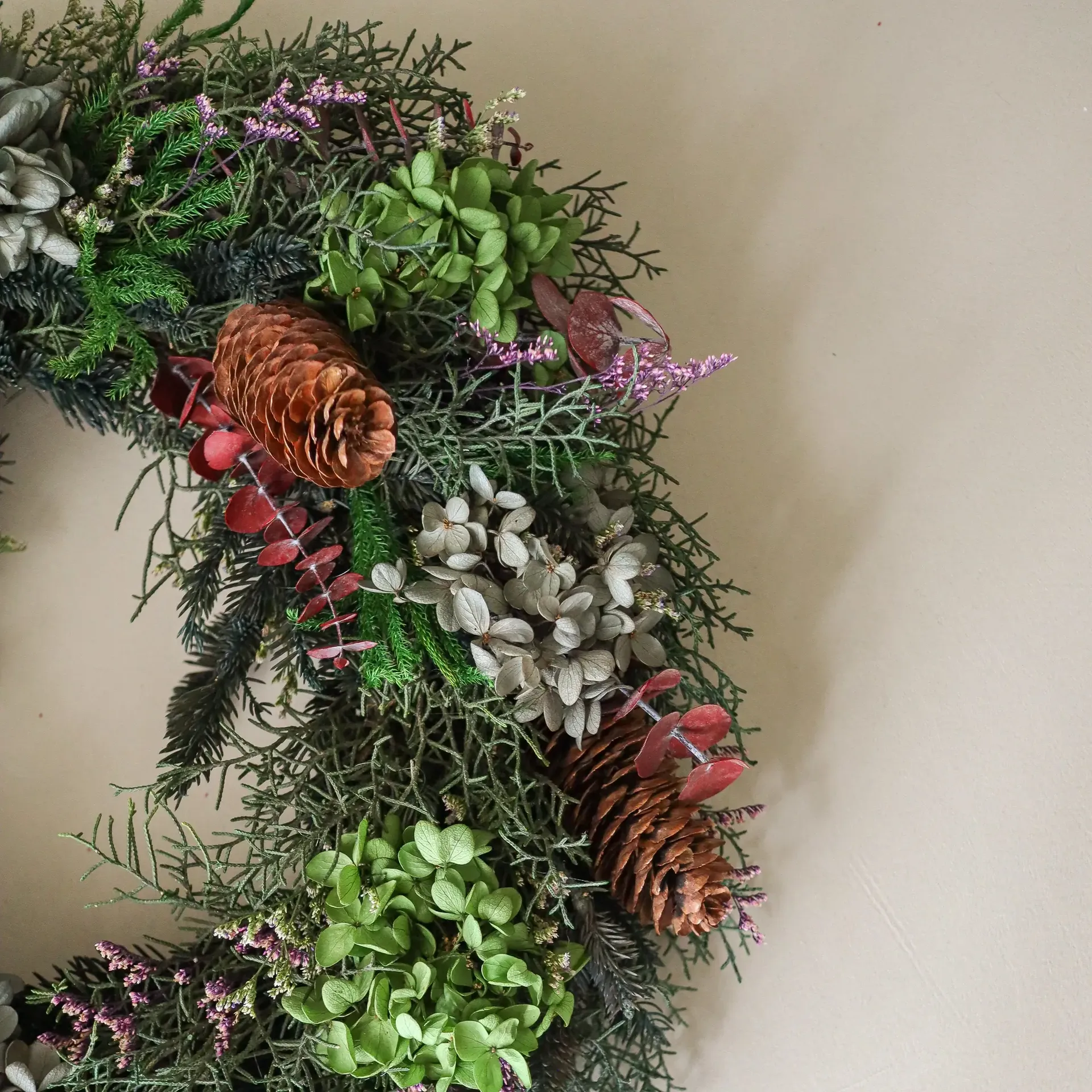 Botanical Forest Wreath 화관, 수국–유칼립투스–침엽수 가지–솔방울, Ø40 cm Botané | 보타네