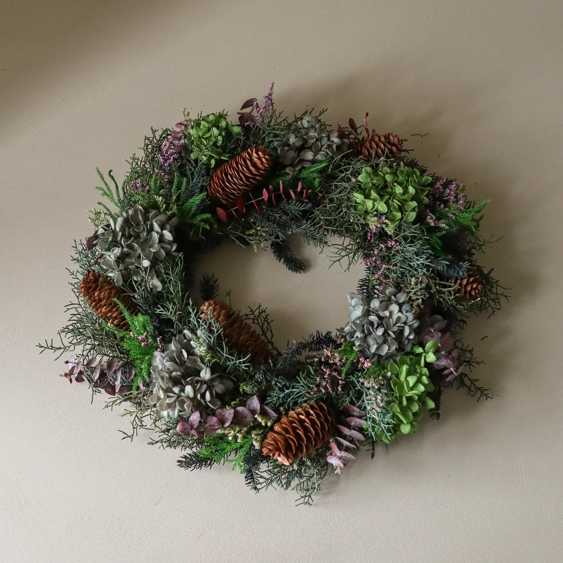 Botanical Forest Wreath 화관, 수국–유칼립투스–침엽수 가지–솔방울, Ø40 cm Botané | 보타네