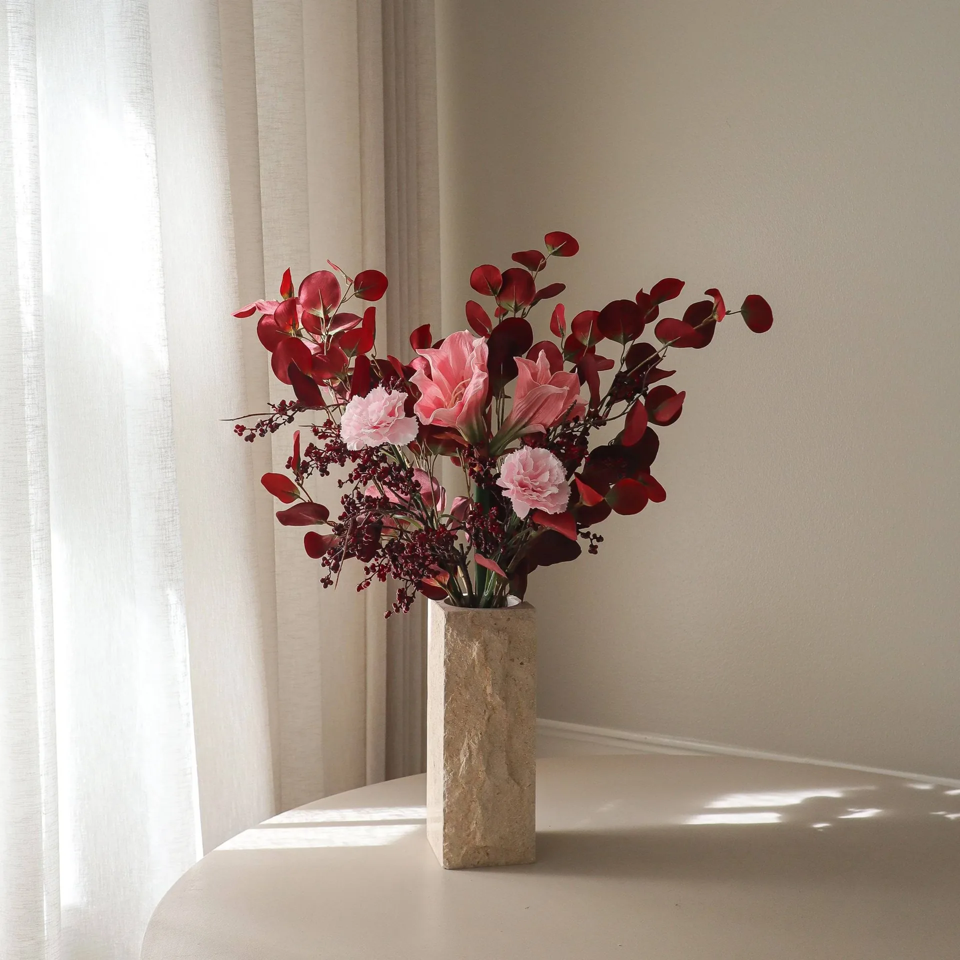 Burgundy blush artificial bouquet, 아마릴리스, 카네이션, 베리 가지, 유칼립투스, 84 cm Botané | 보타네