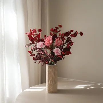 Burgundy blush artificial bouquet - 아마릴리스, 카네이션, 베리 가지, 유칼립투스, 84 cm - Botané | 보타네
