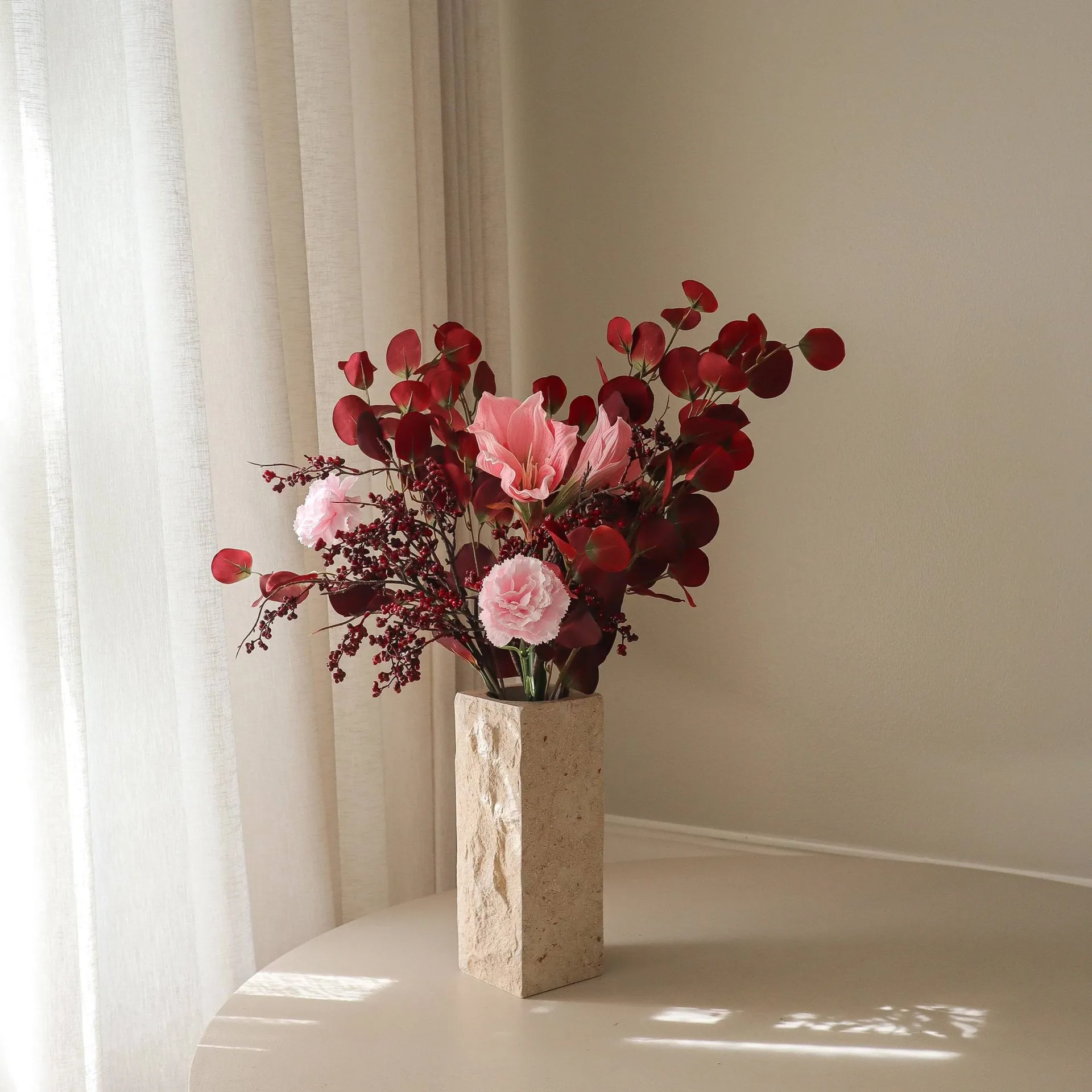 Burgundy blush artificial bouquet, 아마릴리스, 카네이션, 베리 가지, 유칼립투스, 84 cm Botané | 보타네