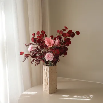 Burgundy blush artificial bouquet - 아마릴리스, 카네이션, 베리 가지, 유칼립투스, 84 cm - Botané | 보타네