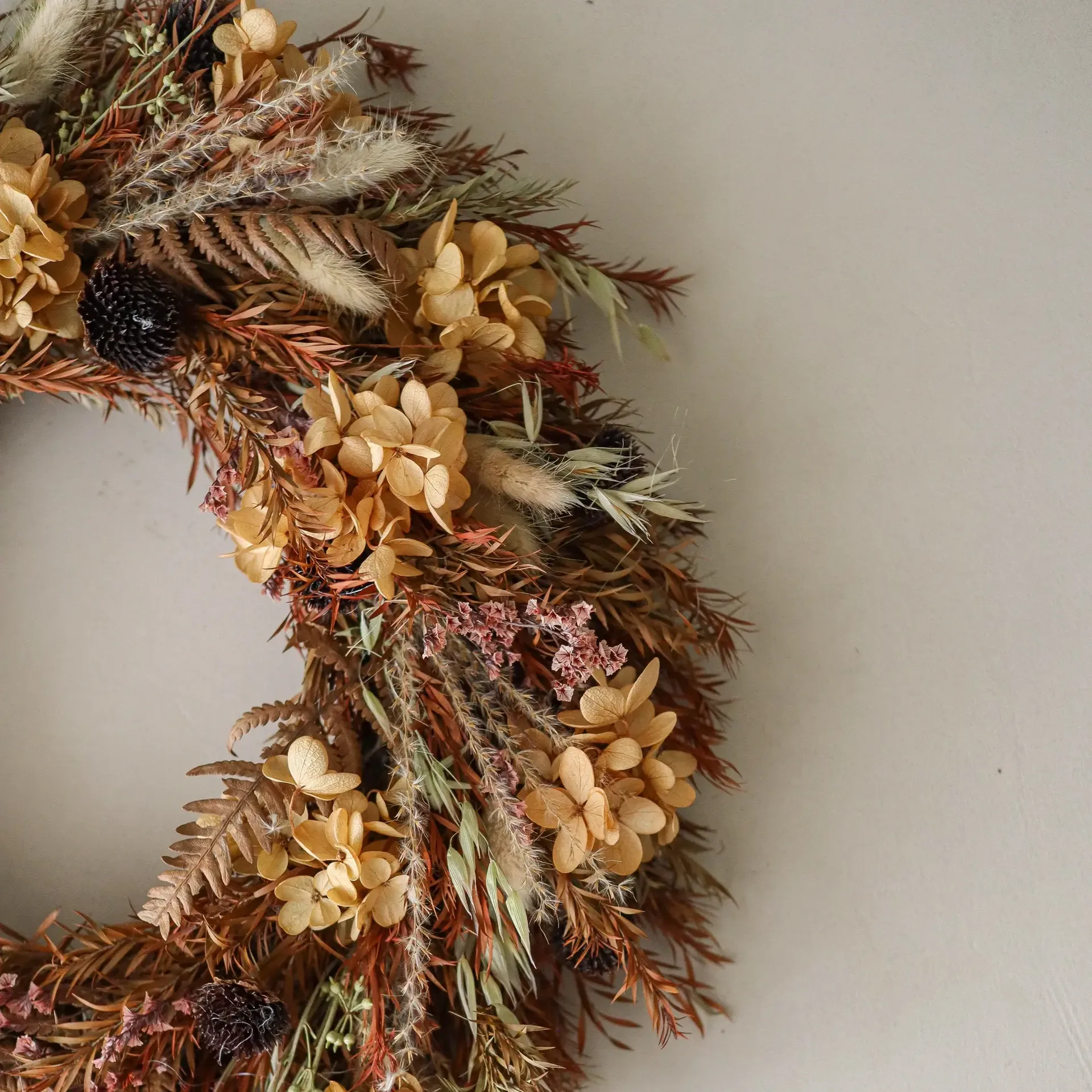 Golden Meadow Wreath 화관, 수국-드라이 플라워-고사리-토끼풀, Ø40 cm Botané | 보타네