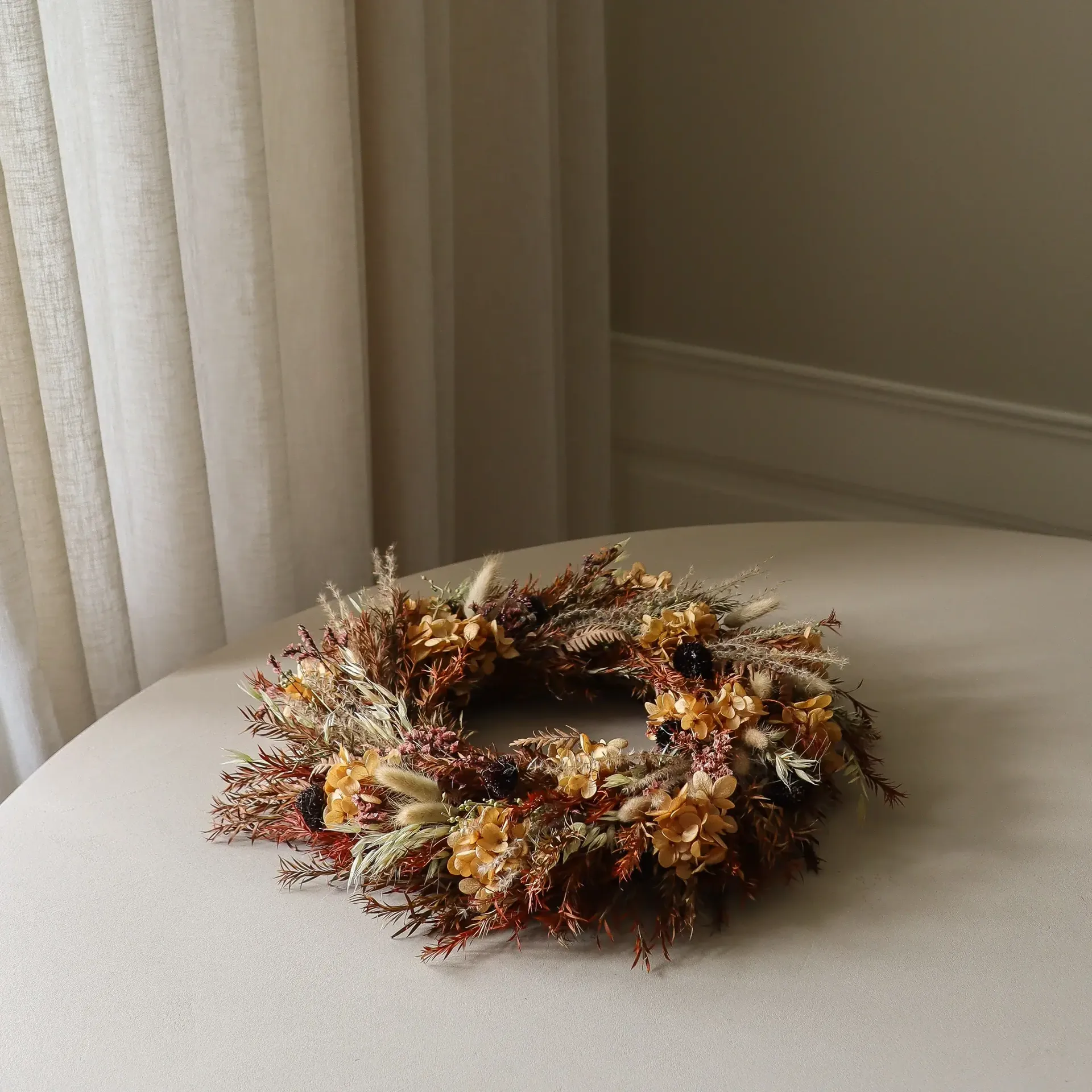 Golden Meadow Wreath 화관, 수국-드라이 플라워-고사리-토끼풀, Ø40 cm Botané | 보타네