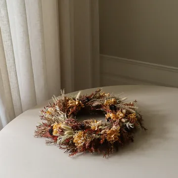 Golden Meadow Wreath 화관 - 수국-드라이 플라워-고사리-토끼풀, Ø40 cm - Botané | 보타네