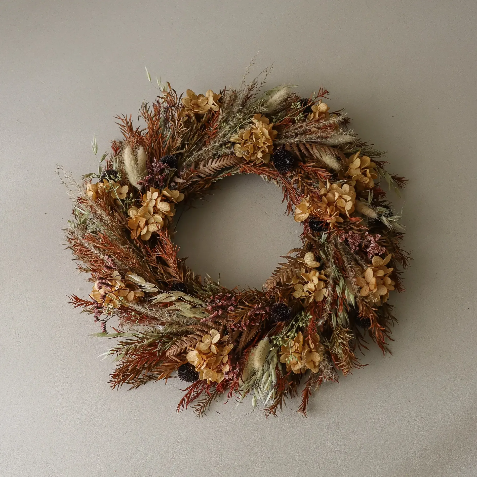Golden Meadow Wreath 화관, 수국-드라이 플라워-고사리-토끼풀, Ø40 cm Botané | 보타네