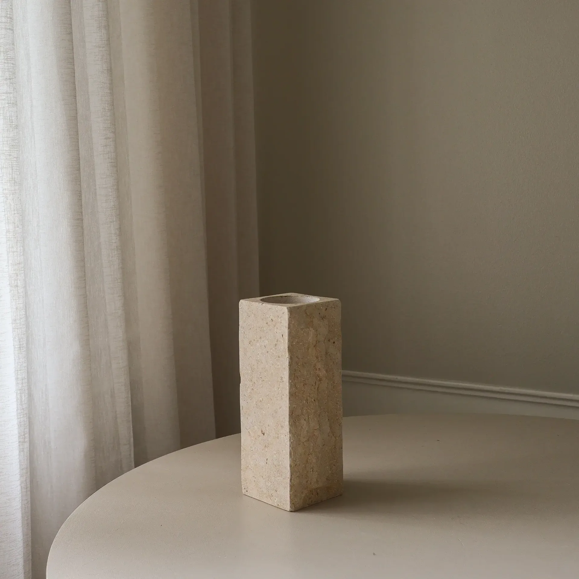 Limestone Edge 대리석 화병, 미듐, 30 cm Botané | 보타네