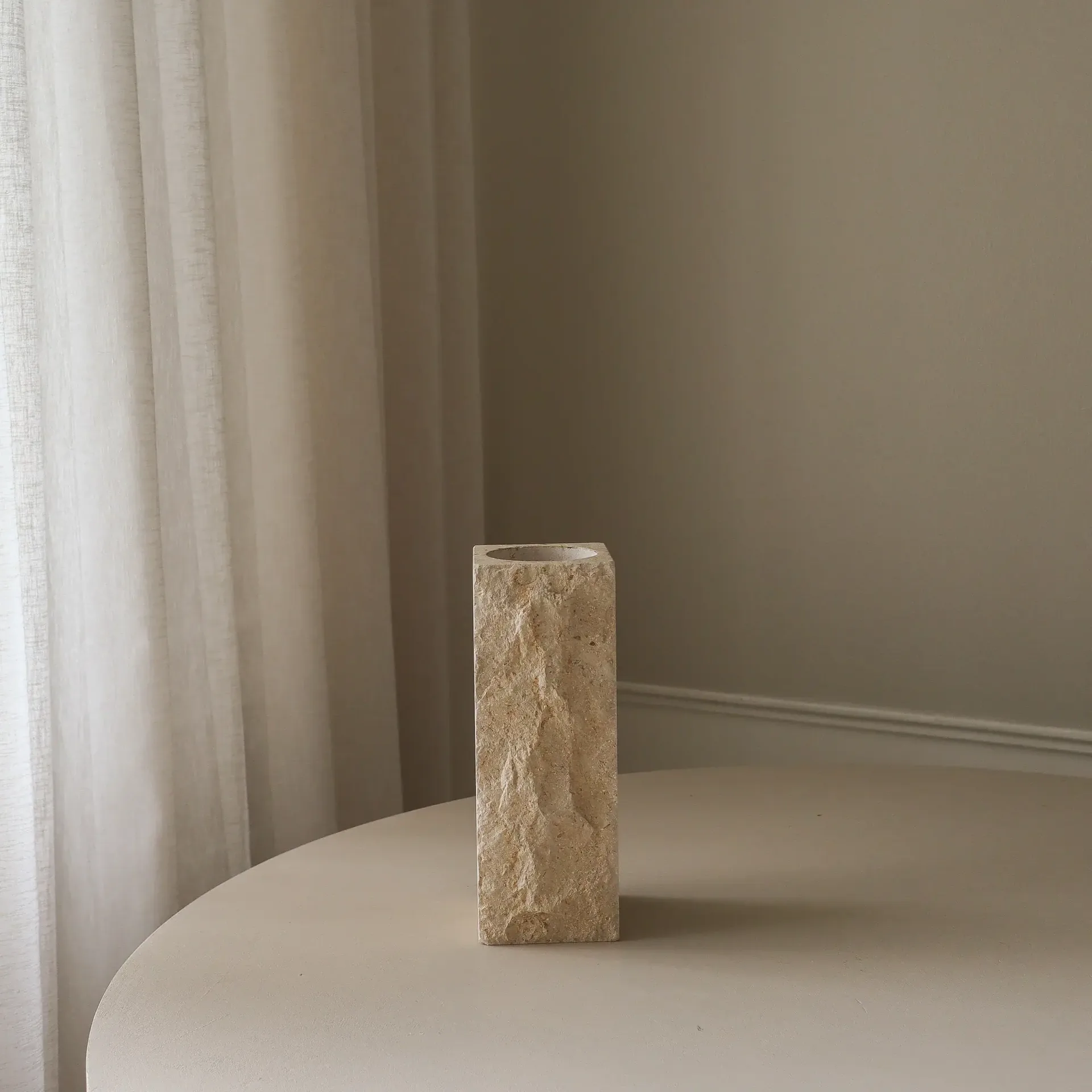 Limestone Edge 대리석 화병, 미듐, 30 cm Botané | 보타네