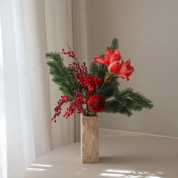 Red 스프리츠 인조 꽃다발 - 아마릴리스, 카네이션, 열매 가지, 전나무 가지, 72 cm - Botané | 보타네