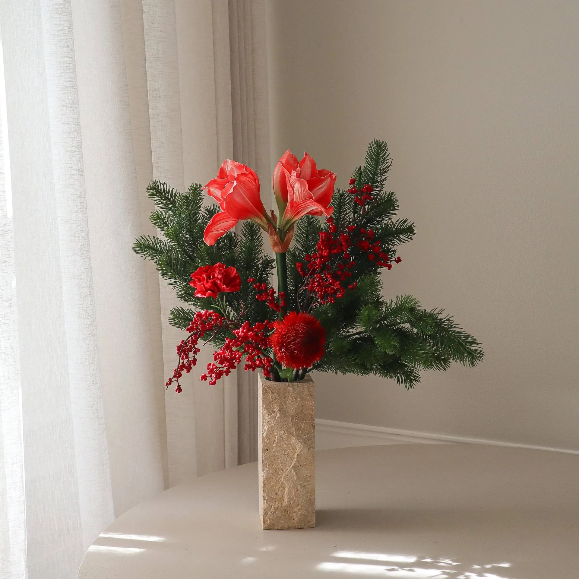Red 스프리츠 인조 꽃다발, 아마릴리스, 카네이션, 열매 가지, 전나무 가지, 72 cm Botané | 보타네