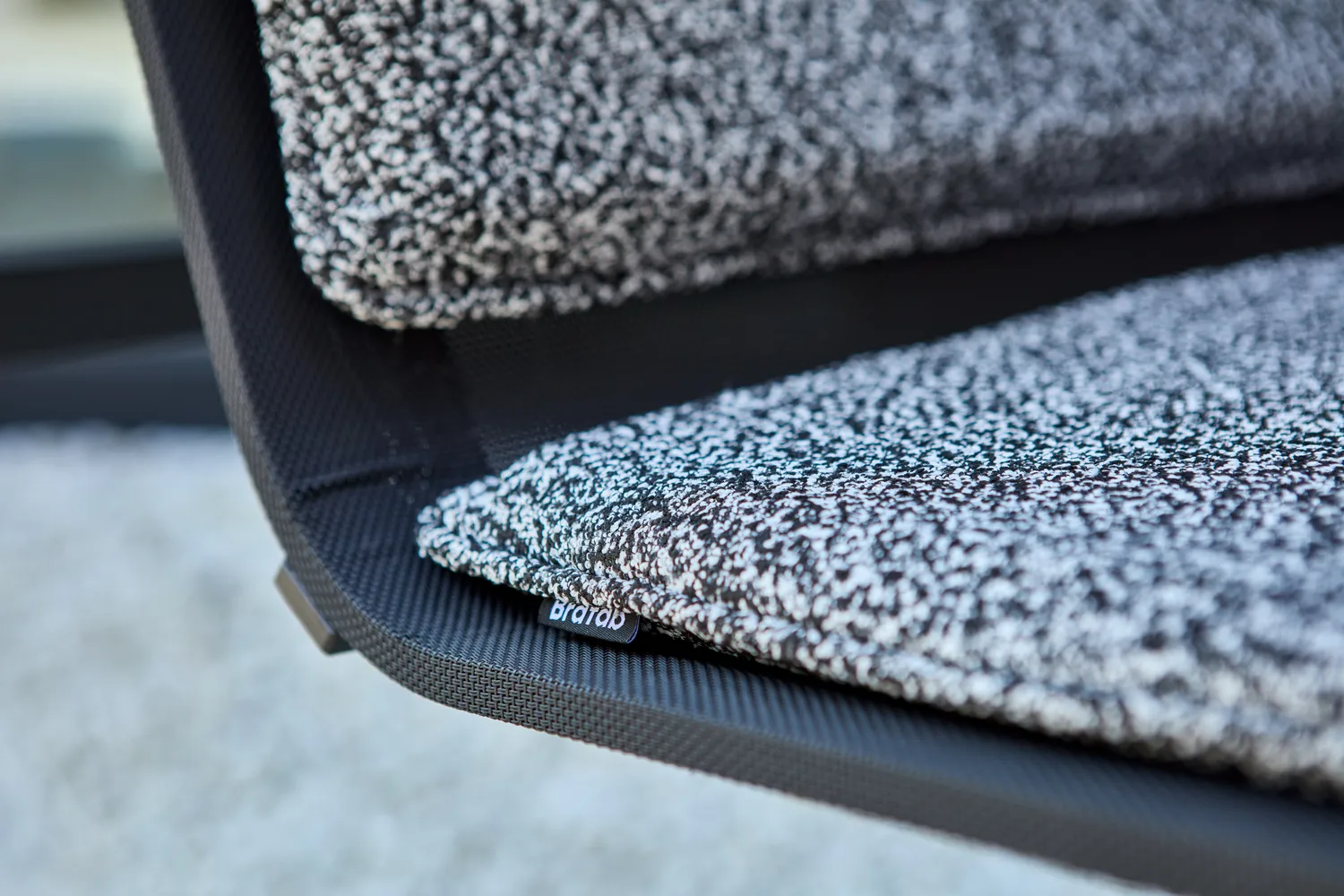 소로 라운지 암체어, Black-teddy ant Brafab