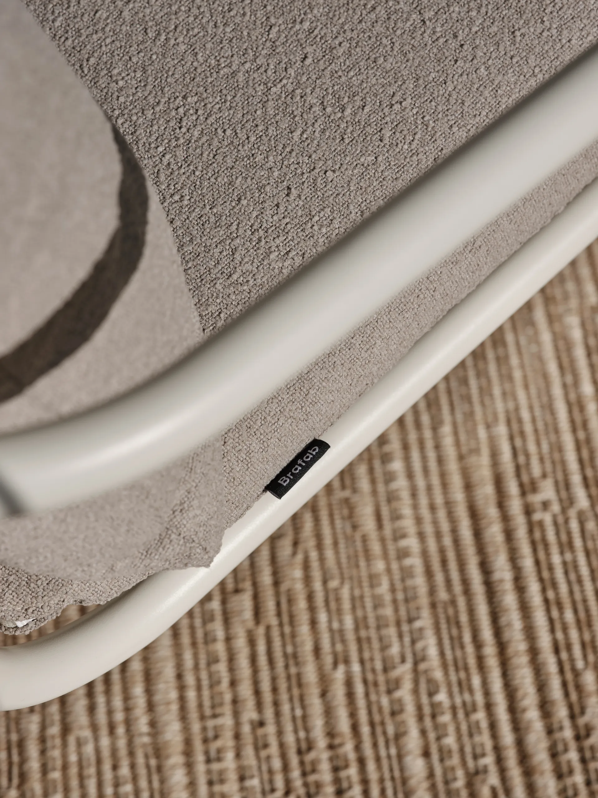 벤트 라운지 체어, Teddy beige-pearl white Brafab