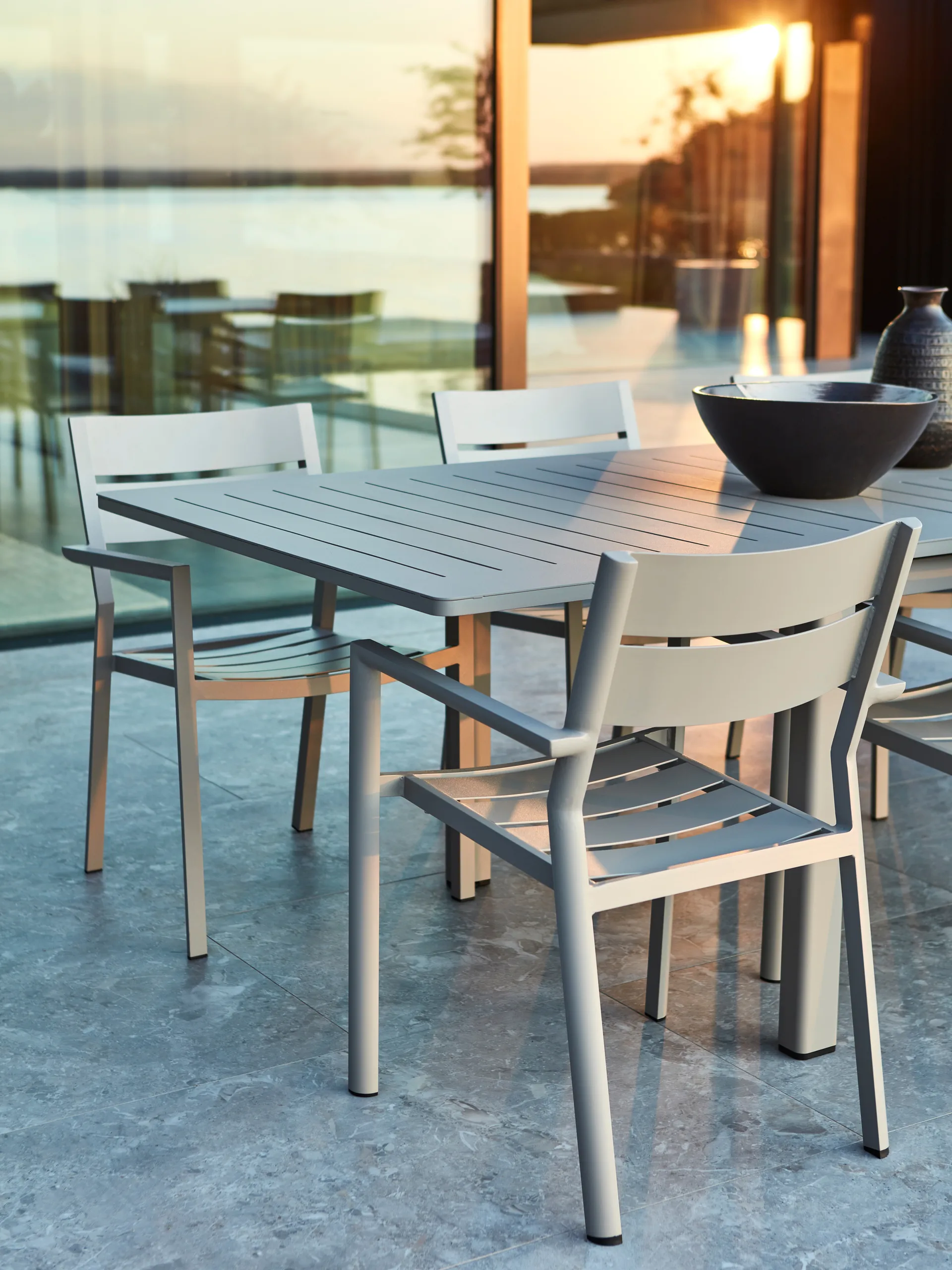 델리아 암체어, White Brafab