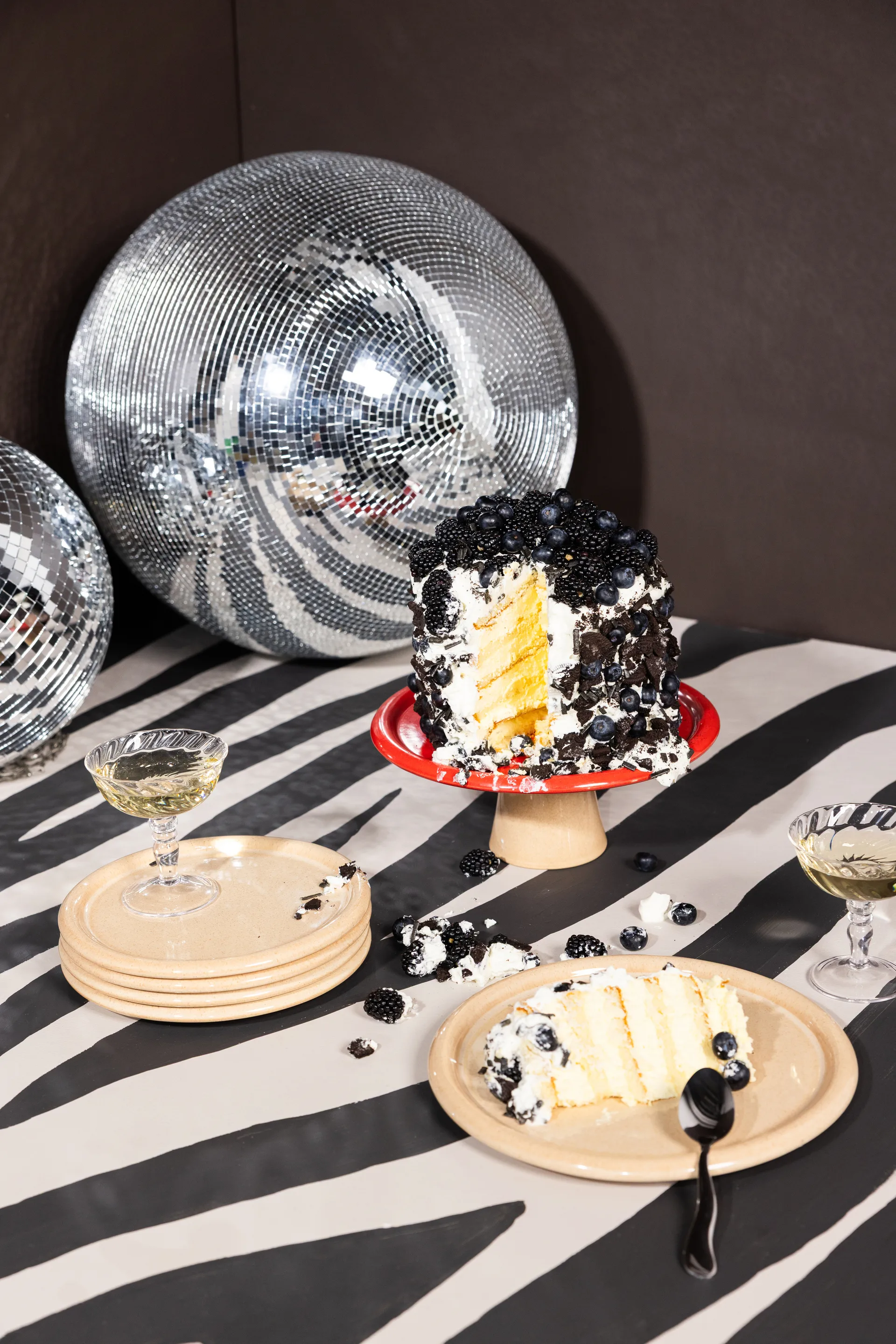 포르토 케이크 플레이트 Ø26x11 cm, Red-beige Byon | 바이온