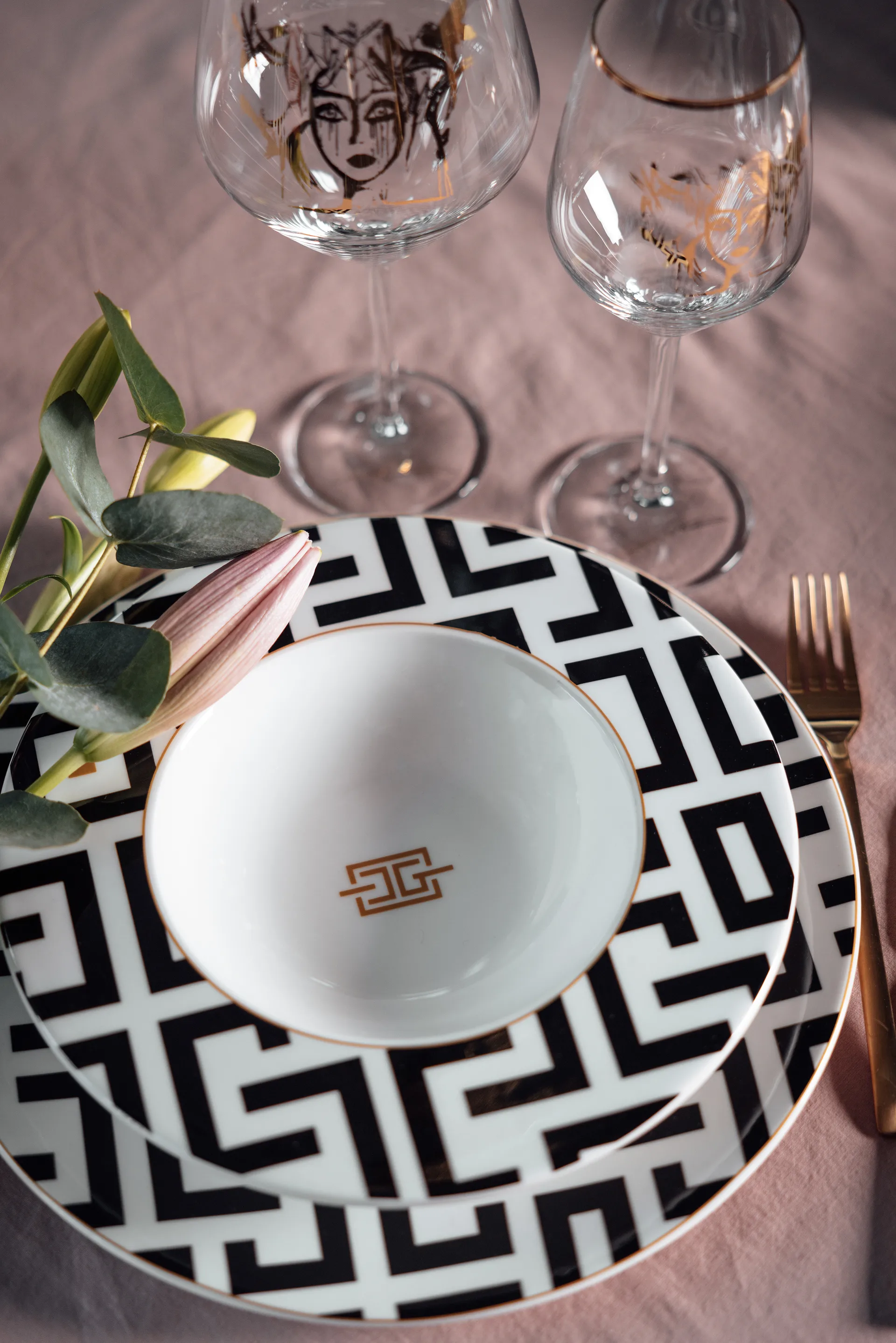 데코 딥플레이트 Ø24.5 cm, White-black Carolina Gynning | 카롤리나 귀닝